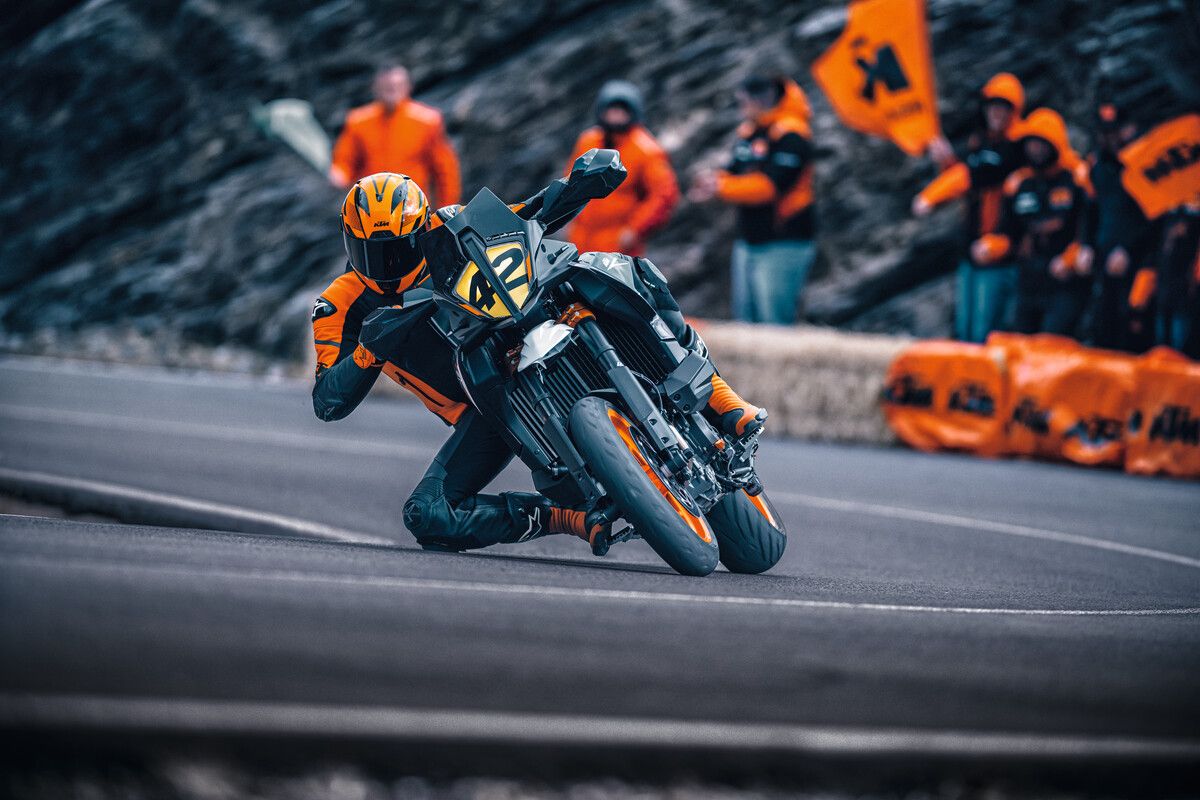 KTM 890 SMT 2023 Knee Down