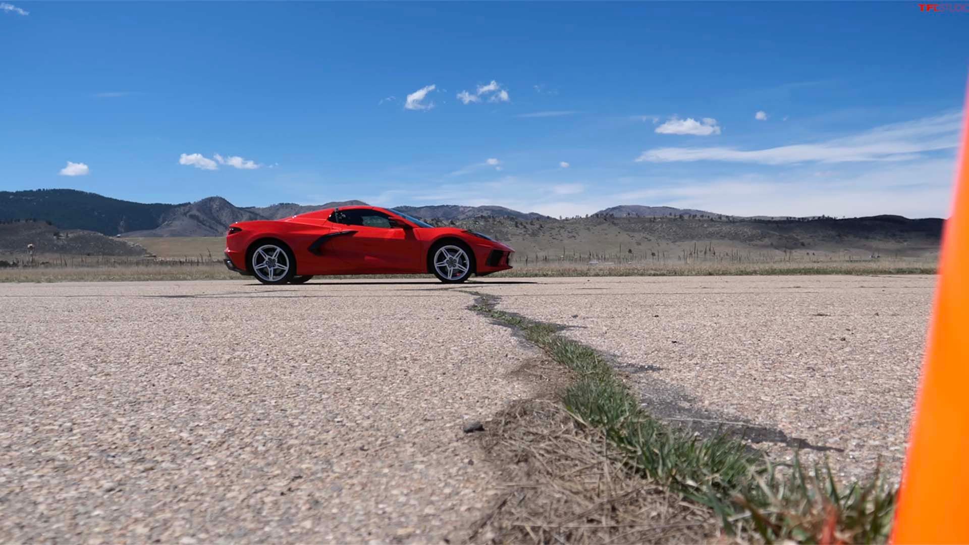 Um Corvette C8 cruzando o quarto de milha
