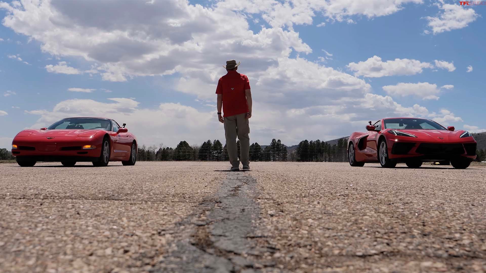 Um Corvette C5 competindo contra um Corvette C8