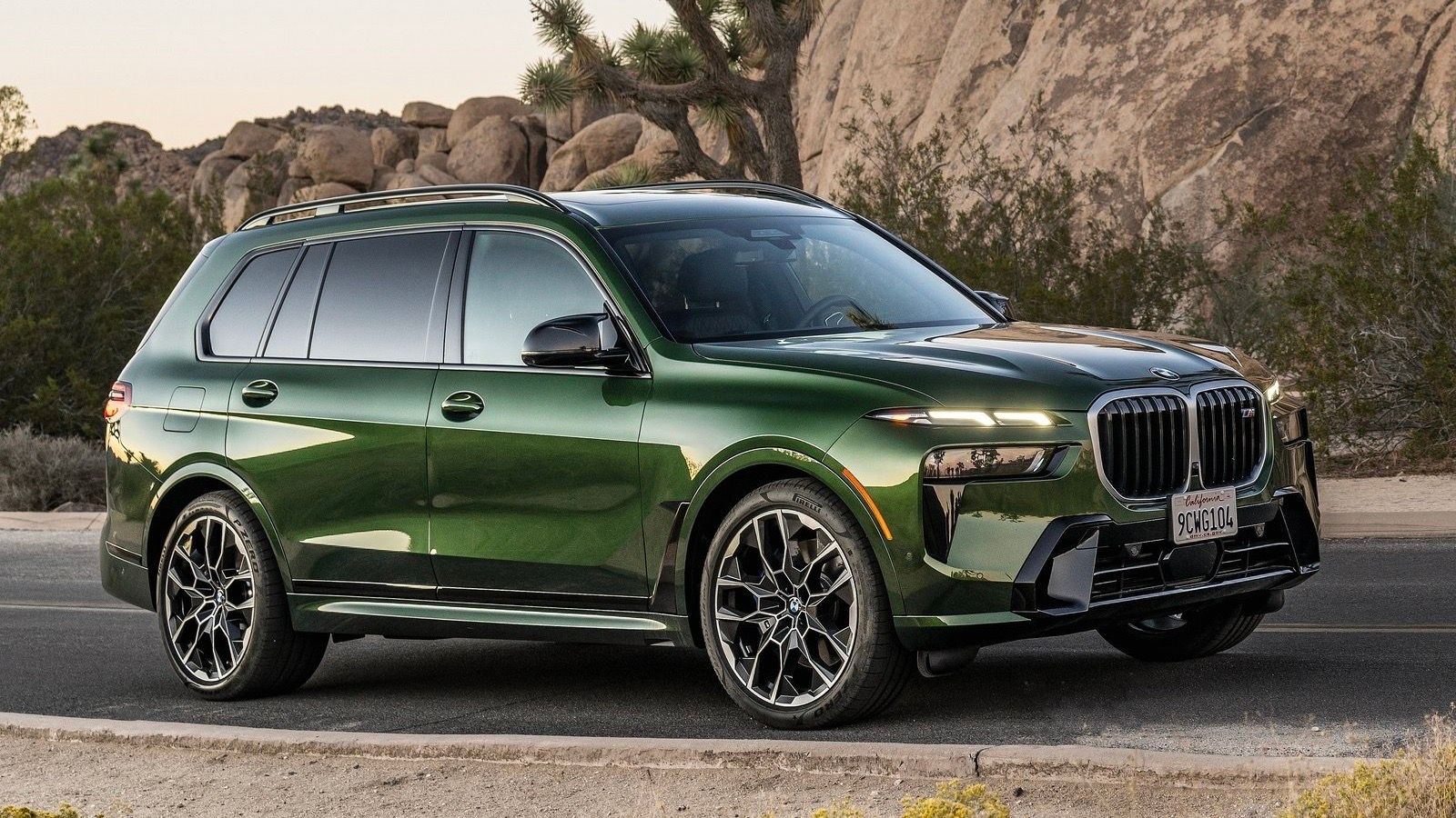 2023 green BMW X7 M60i 