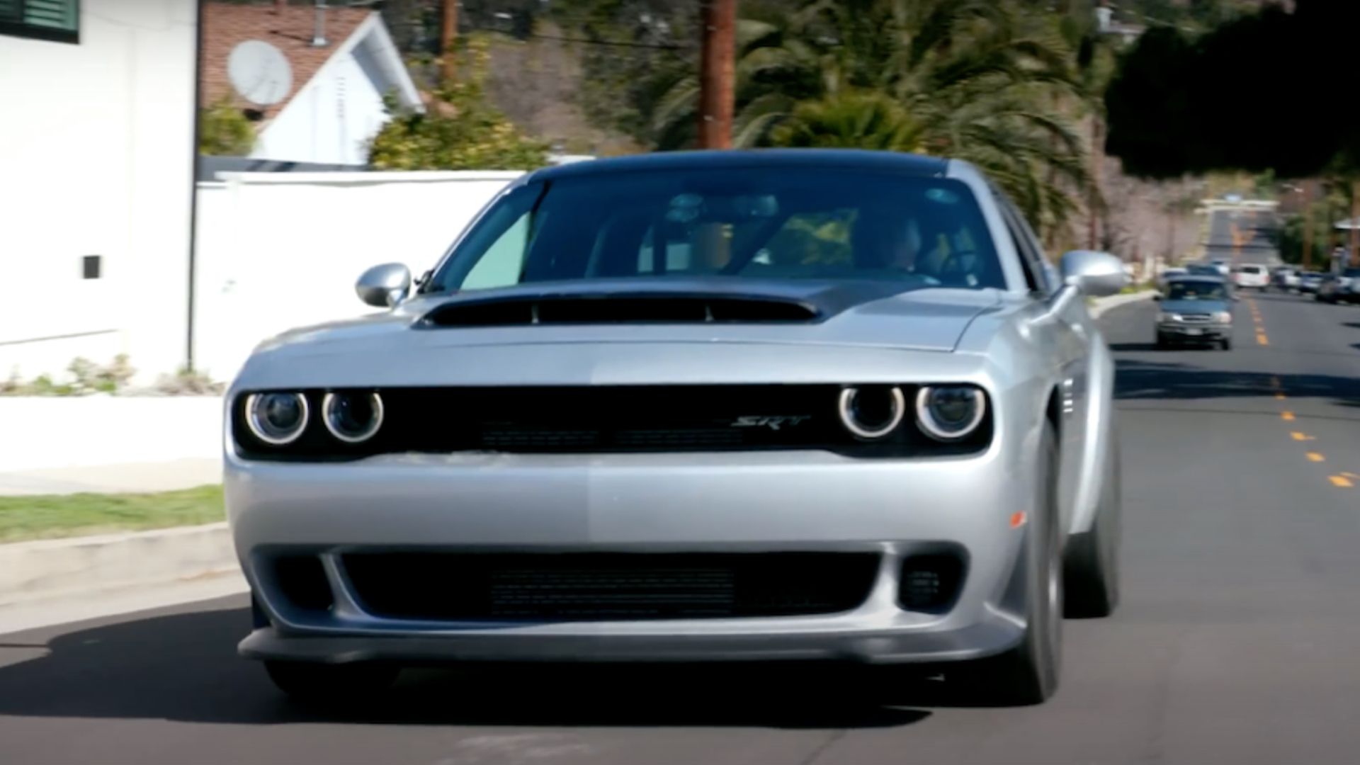 Foto frontal de Jay Leno dirigindo um Demon 170