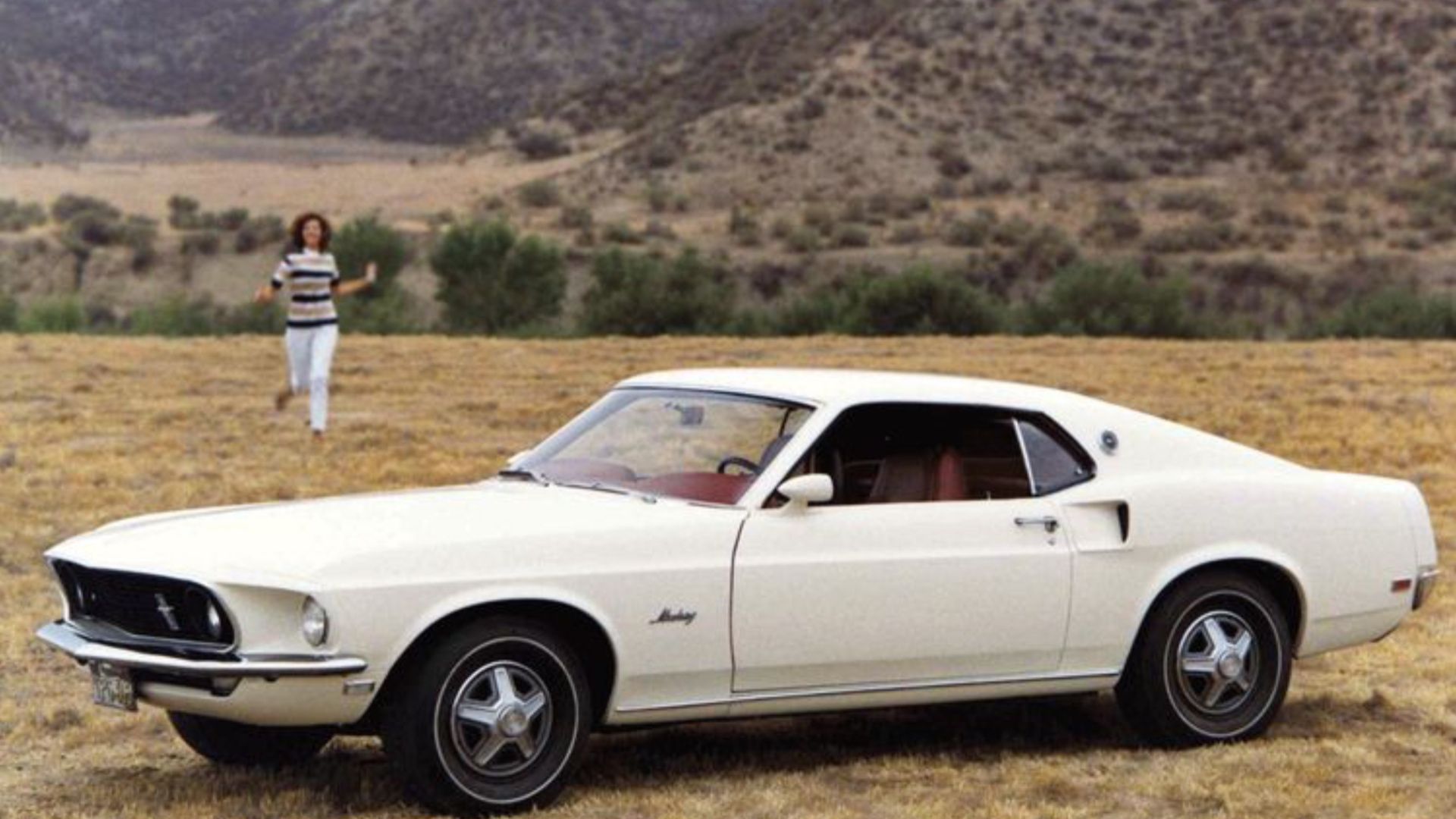 Vista lateral do Ford Mustang E 1969