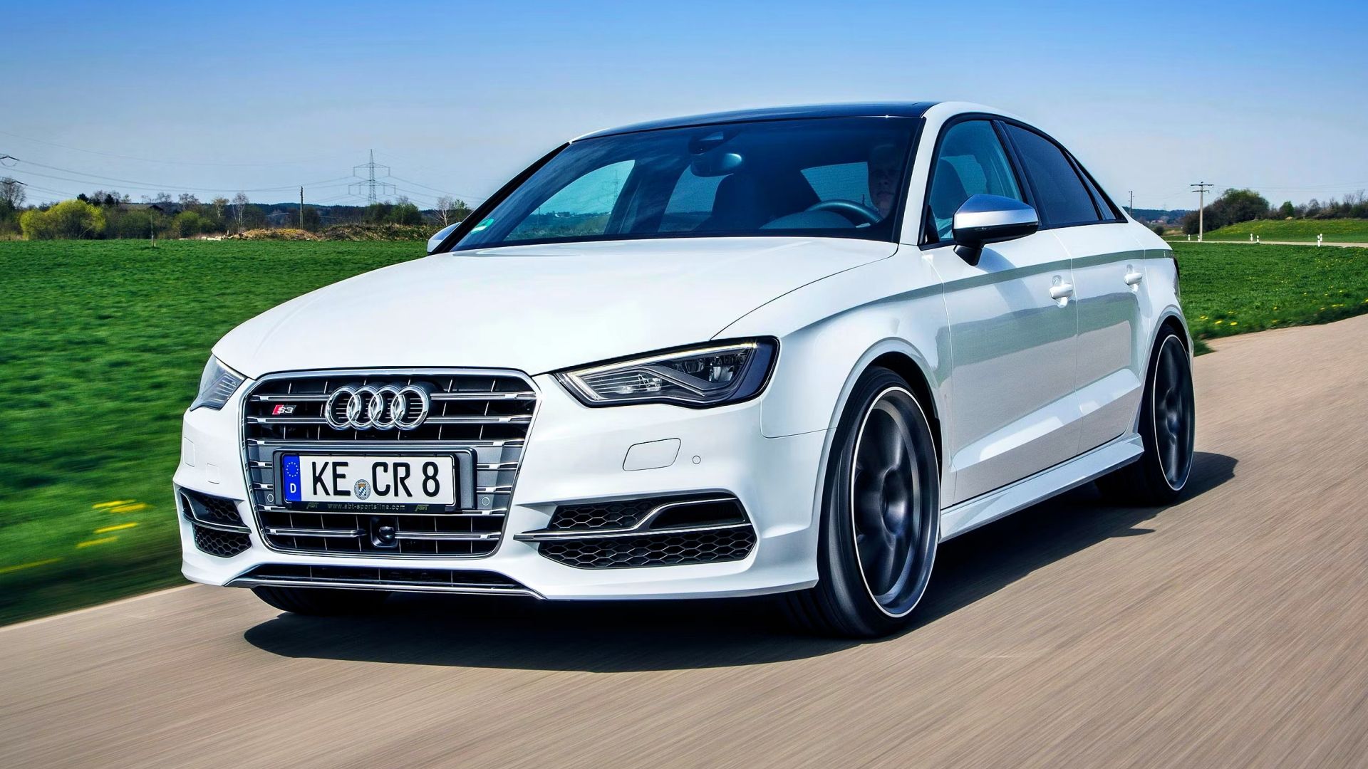 Branco 2014 Audi S3 Sedan dirigindo