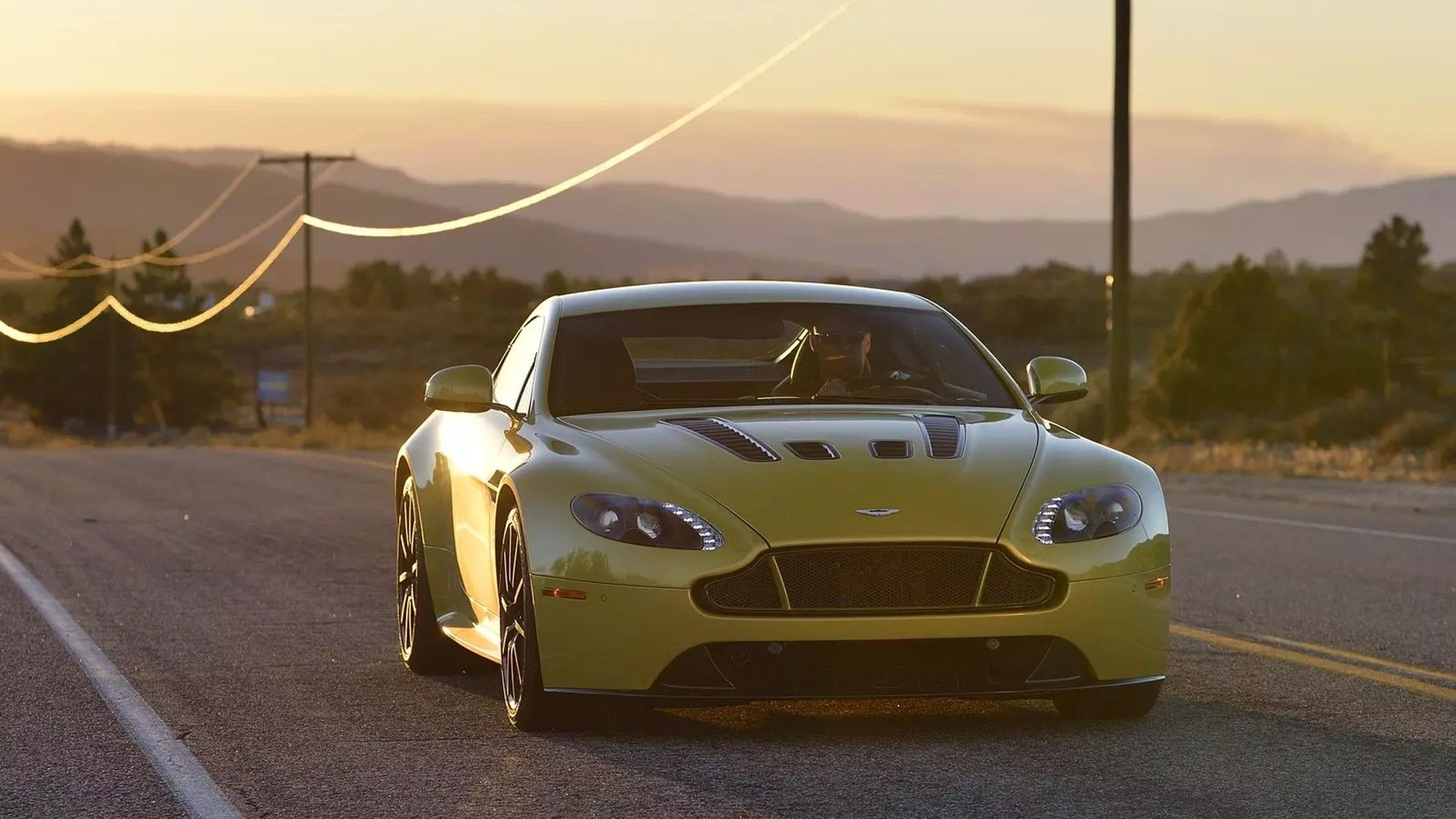 Kuning Aston Martin V12 Vantage S