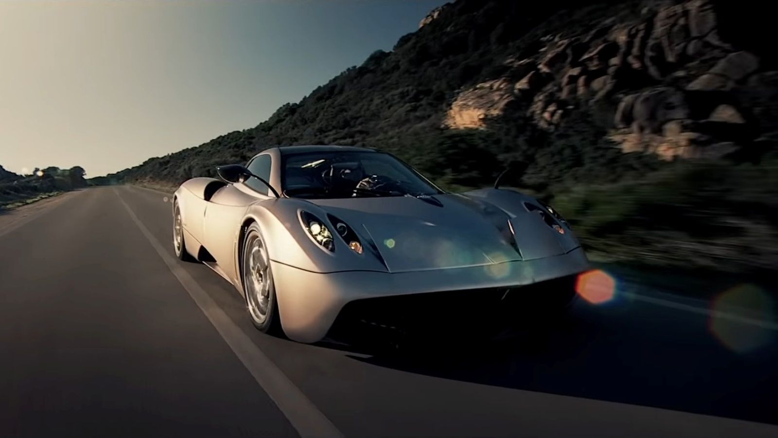 Uma foto 3/4 frontal de ação de um Pagani Huayra