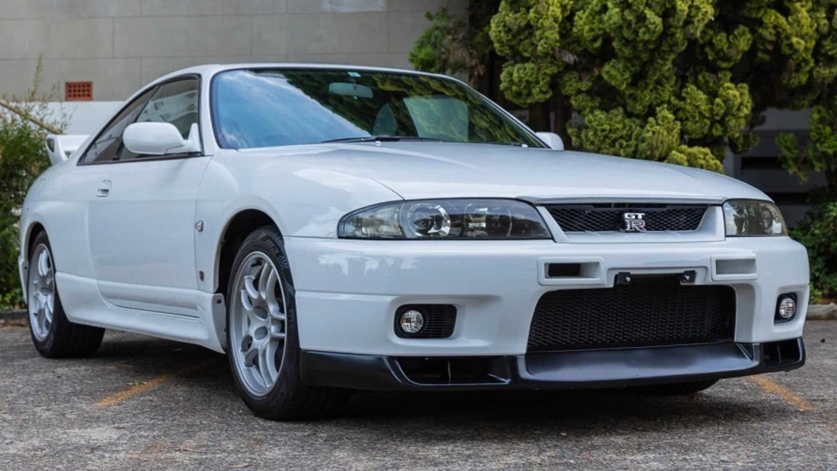     Right-wing Right of a Nissan Skyline GT-R V-Spec (R33)