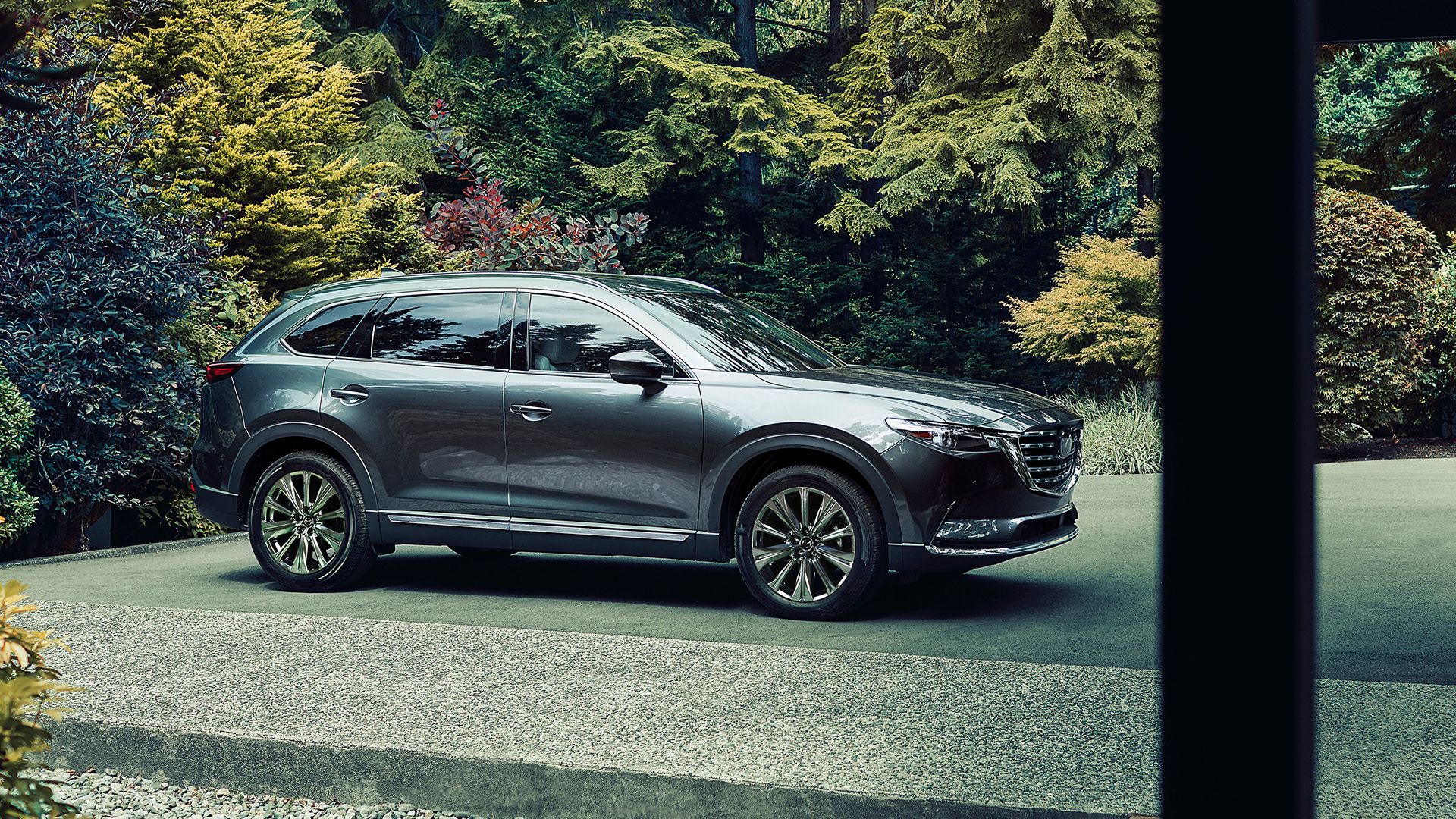 Foto frontal de três quartos de um Mazda CX-9 Signature 2023