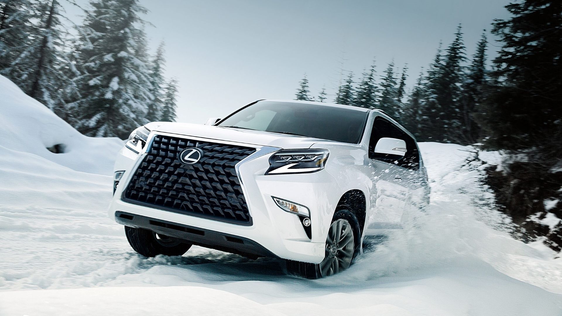 Foto frontal 3/4 de um Lexus GX 2023 na neve