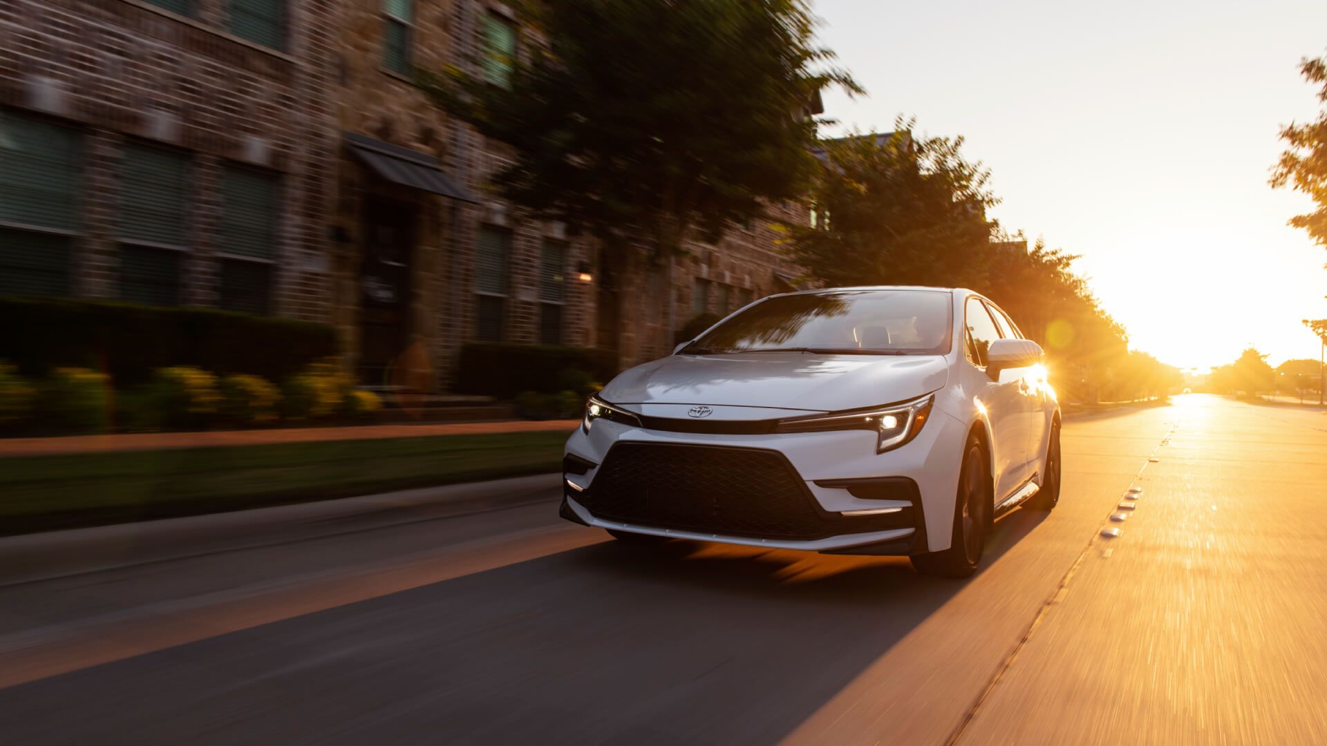 Toyota Corolla 2023 dirigindo rápido na cidade