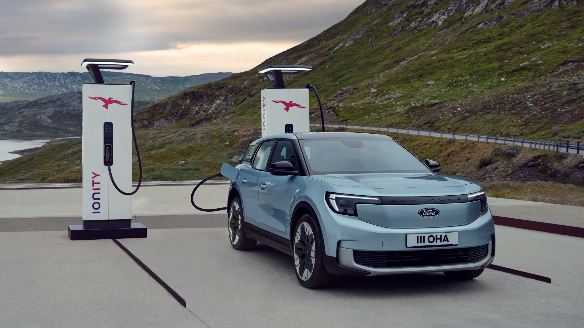 Carregamento Ford Explorer totalmente elétrico azul 2023