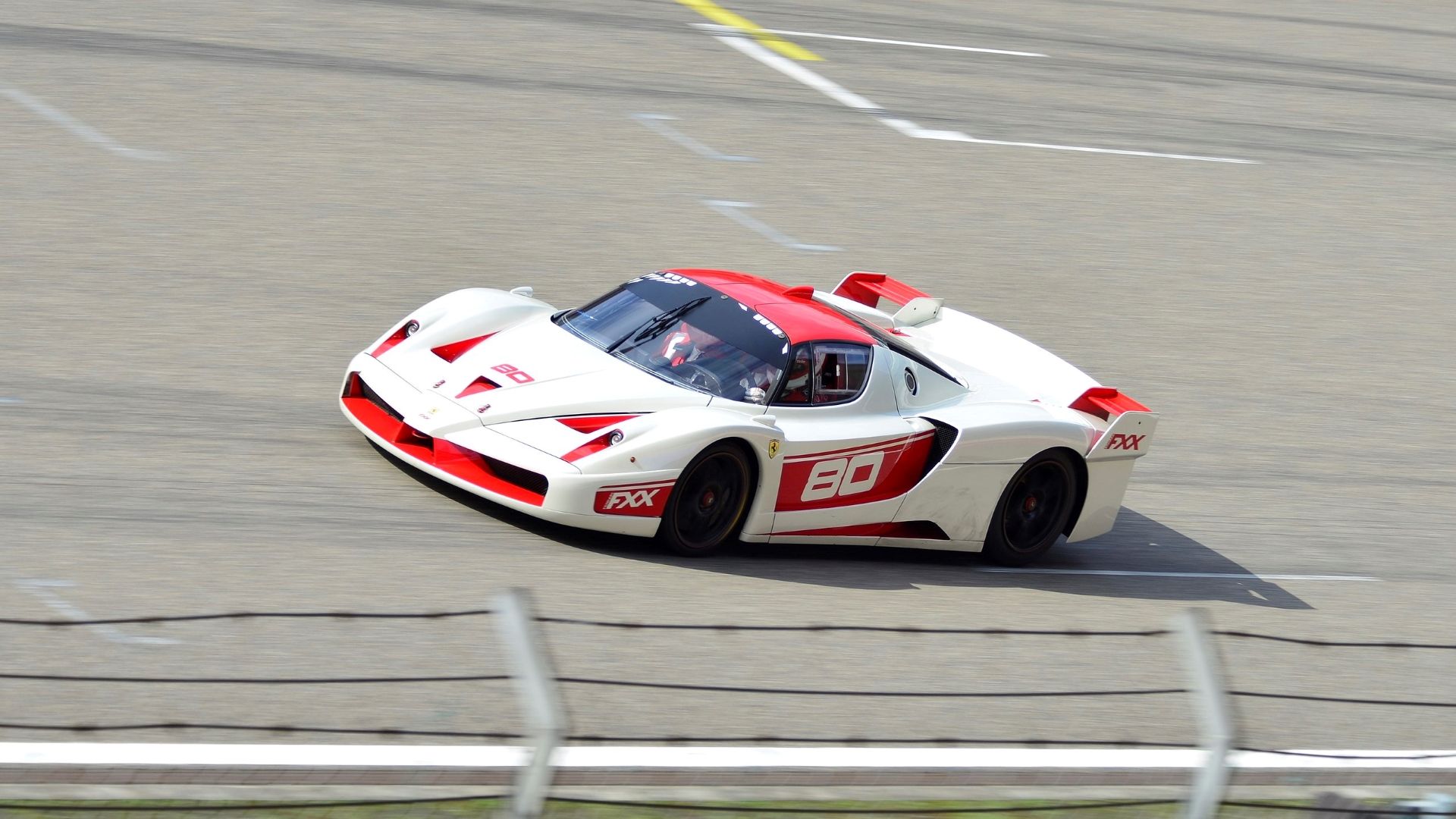 Foto de ação de uma Ferrari FXX Evoluzione 2008