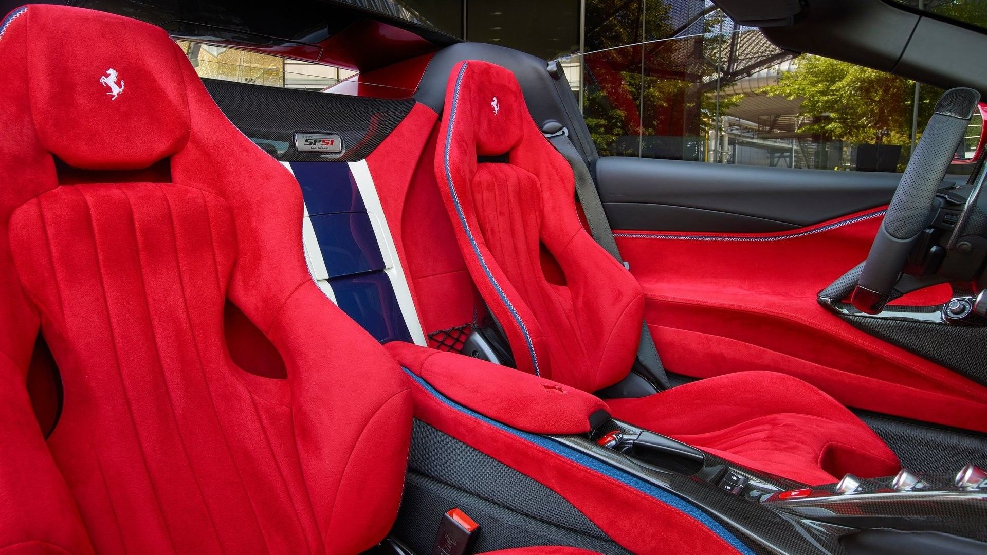 2022 Ferrari SP51 interior vermelho