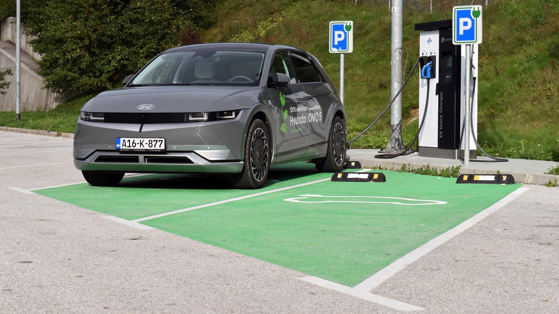 Hyundai Ioniq 5 carregando em ponto de carregamento de 50 kW