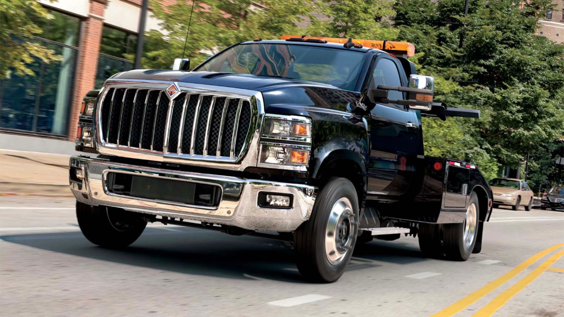 Um currículo internacional negro dirigindo pela estrada