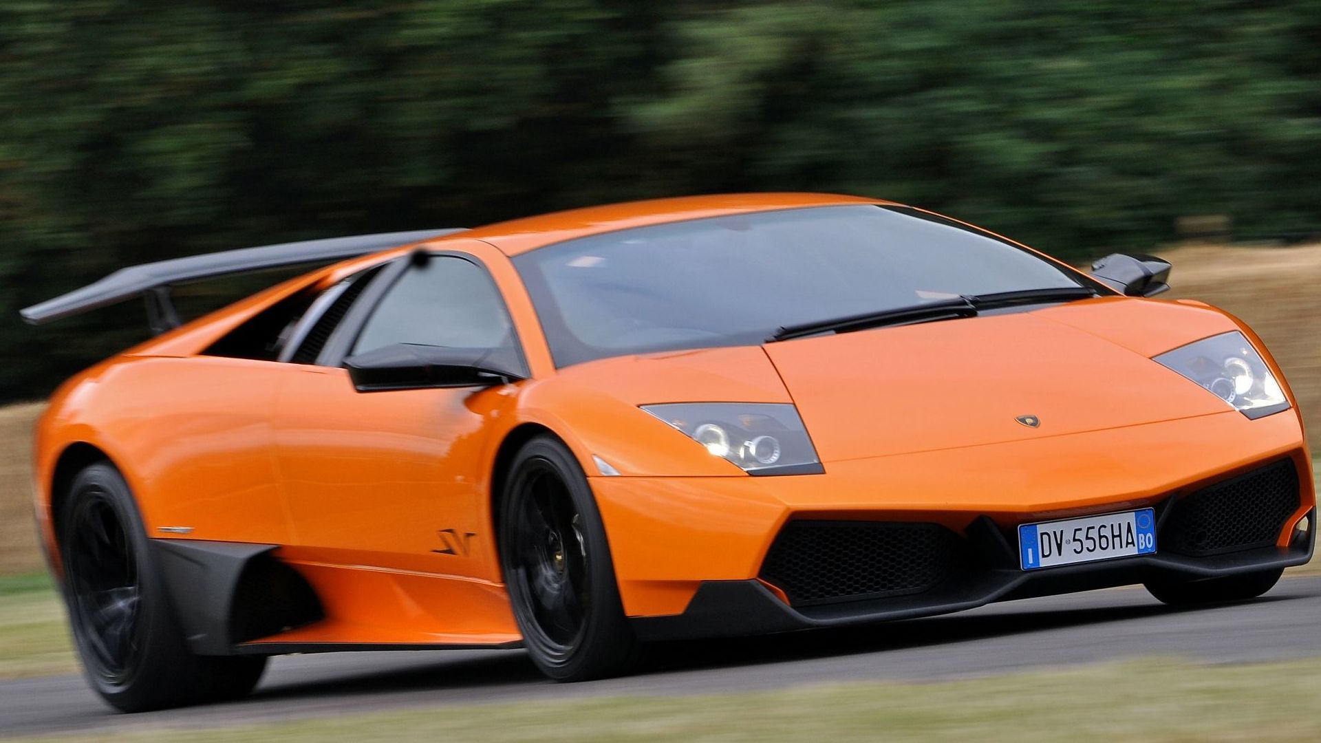 Foto frontal de ação 3/4 de 2009 - 2010 Lamborghini Murcielago LP 670-4 SuperVeloce