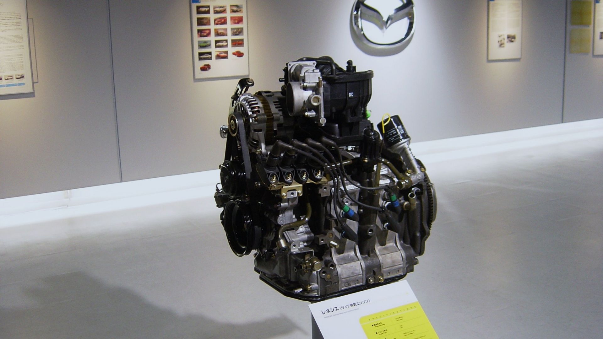 Uma visão frontal 3/4 de um motor rotativo Mazda no museu Mazda
