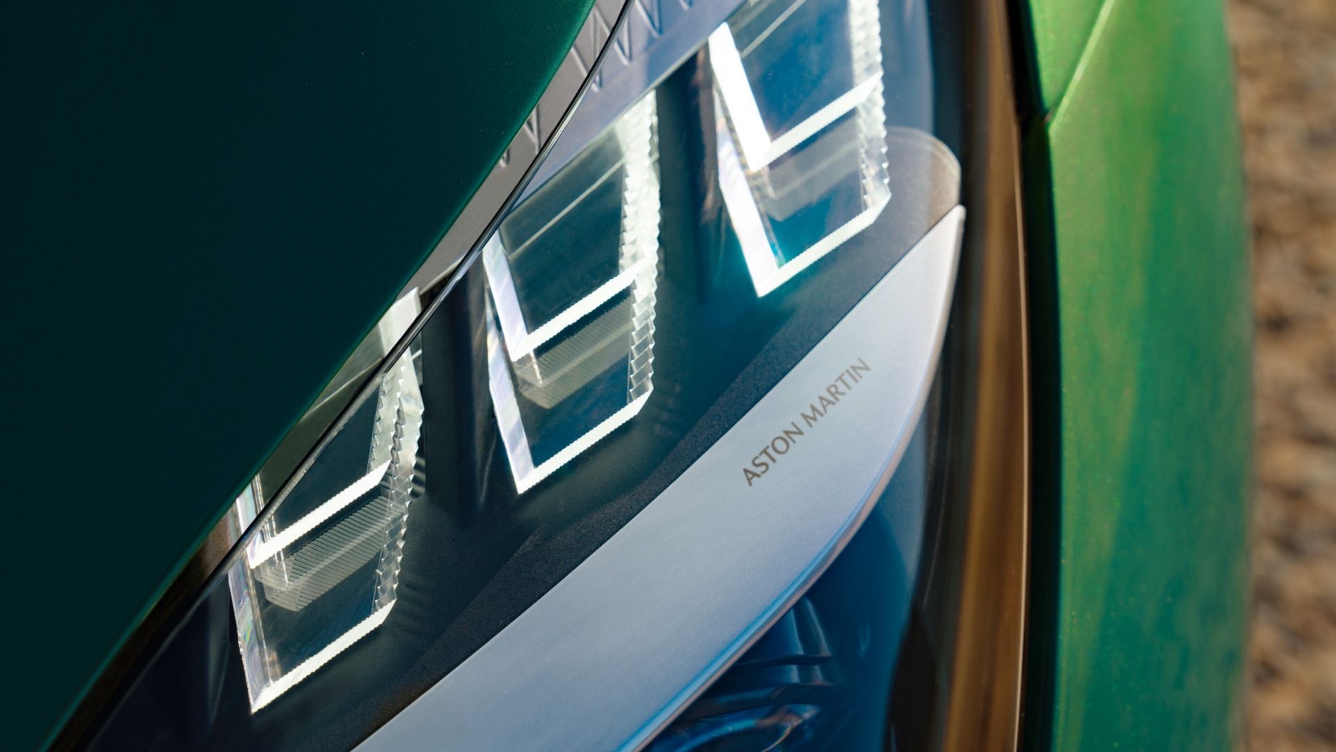 Feche os faróis LED Aston Martin DB12