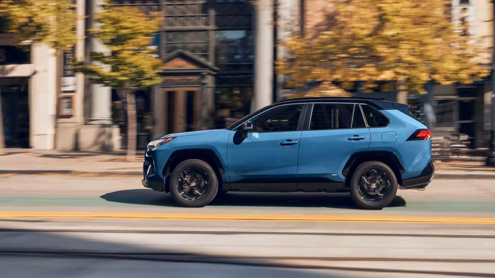 Vista lateral de um Toyota RAV4 Hybrid