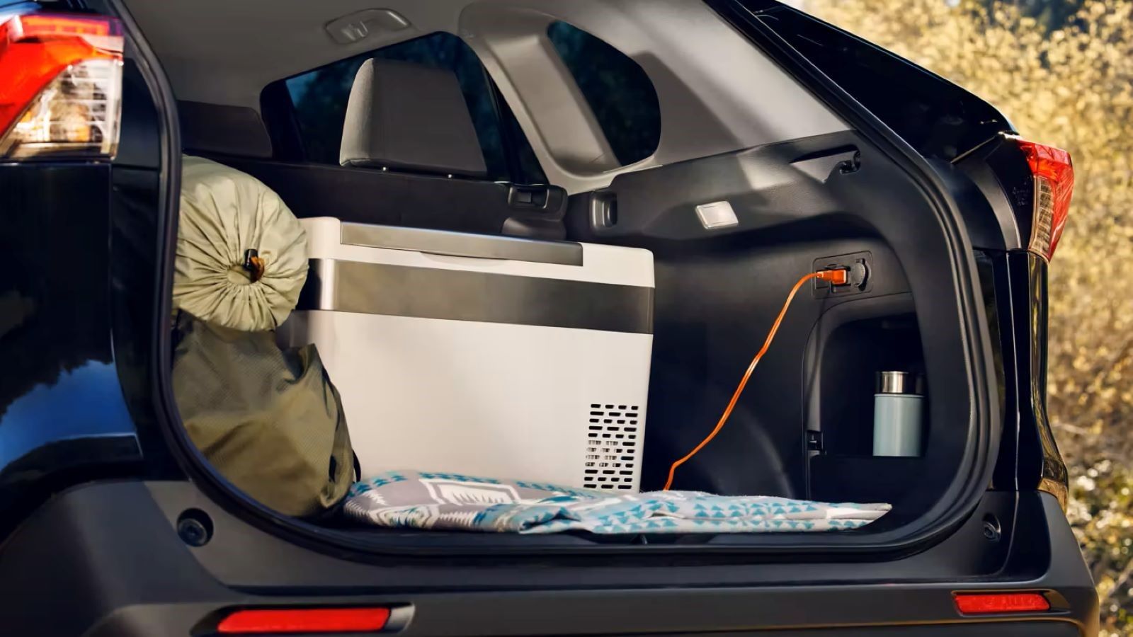 O porta-malas de um Toyota RAV4 Hybrid