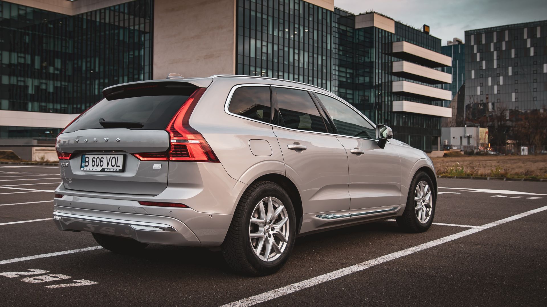 Silver 2022 Volvo XC60 Recharge T8