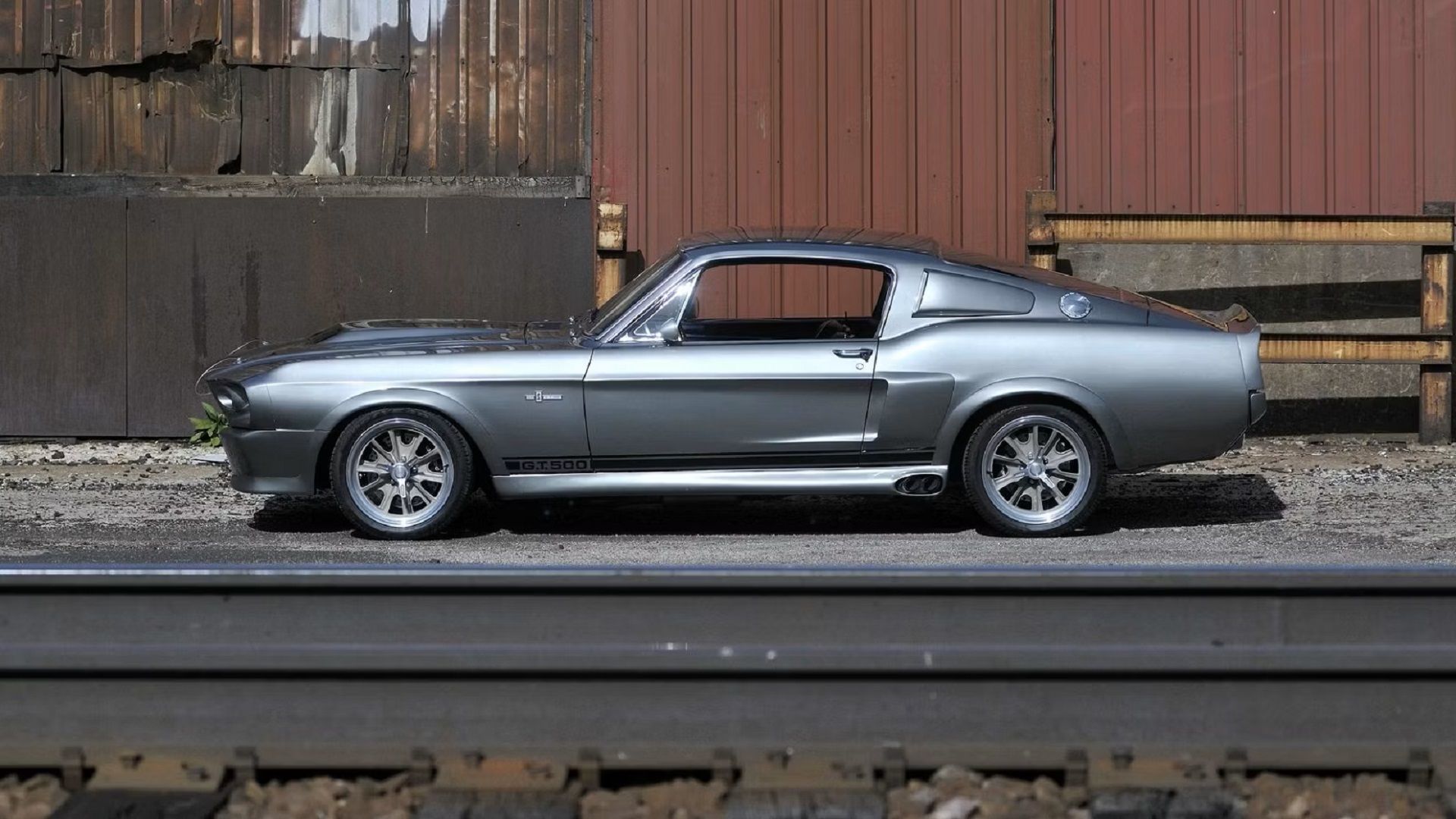 O Ford Mustang Fastback Eleanor 1967 estacionado 