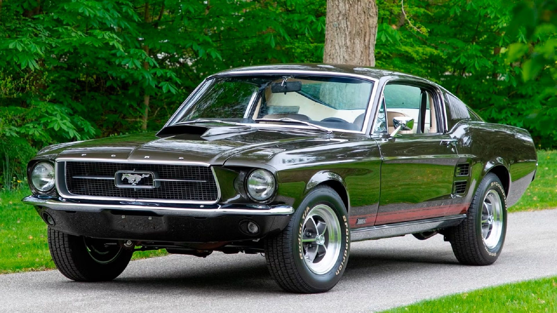 Um Ford Mustang Fastback GTA 1967 estacionado 