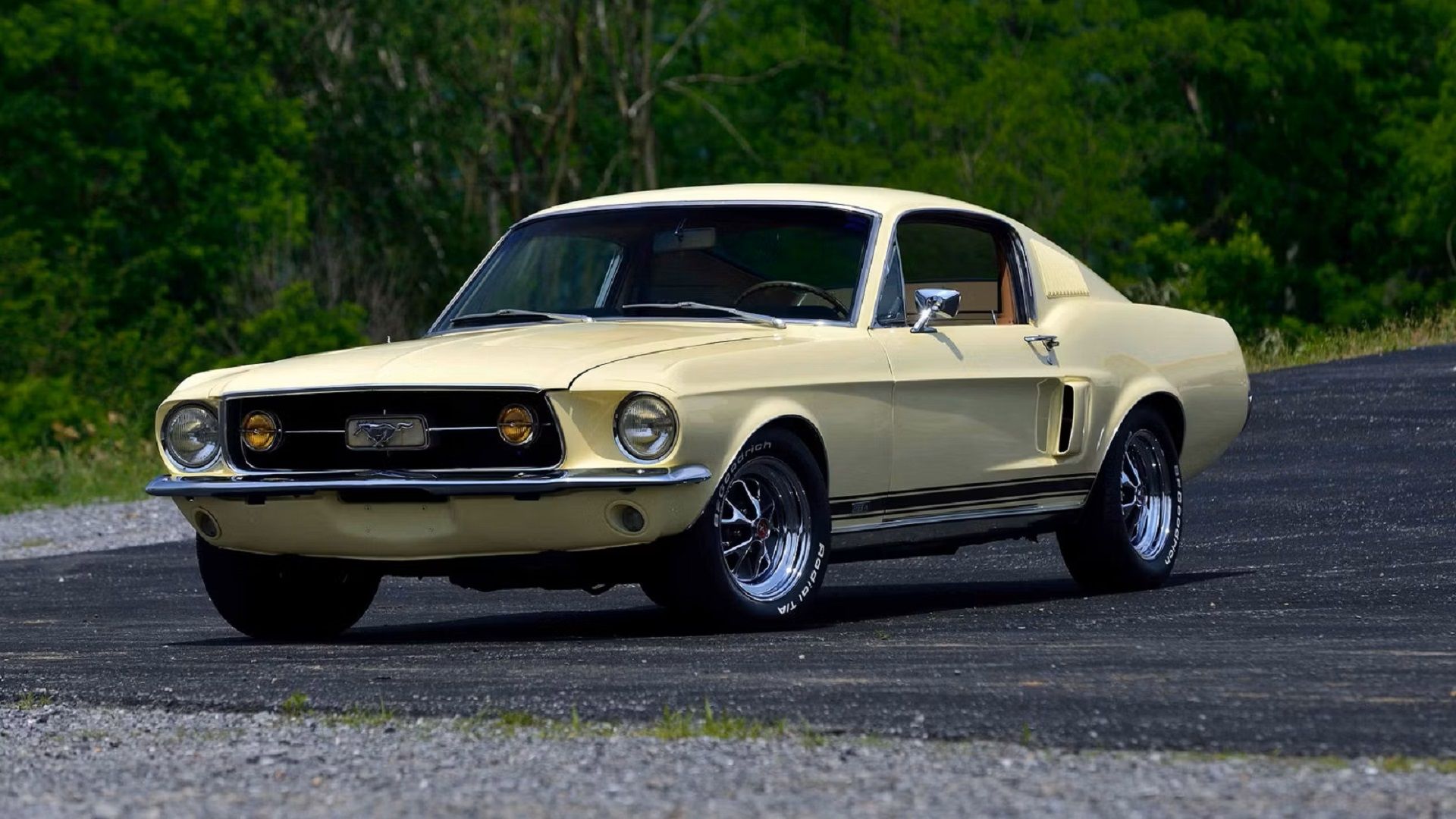 Um Ford Mustang Fastback GTA 1967 estacionado 