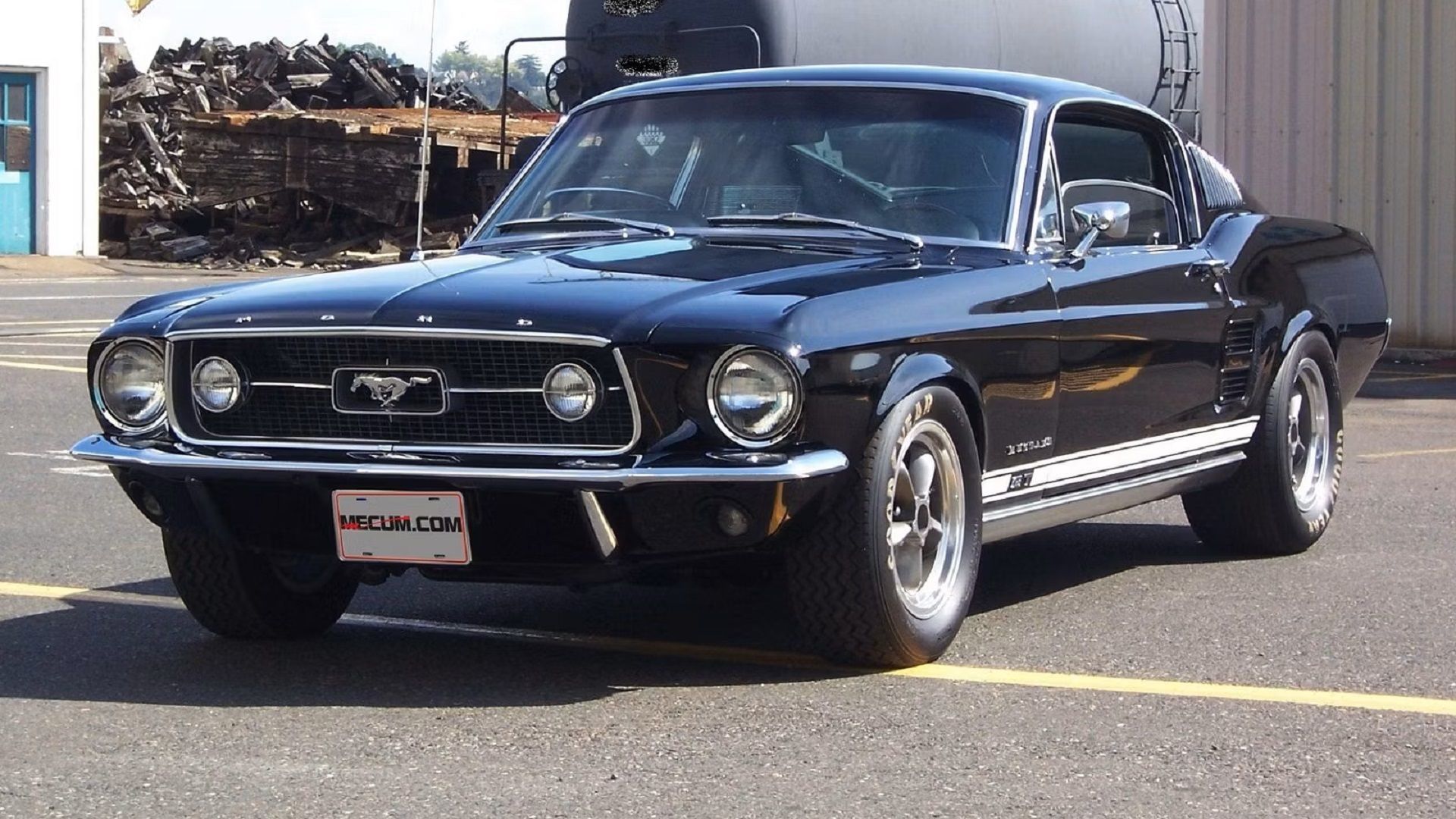 Um Ford Mustang Fastback 1967 estacionado 