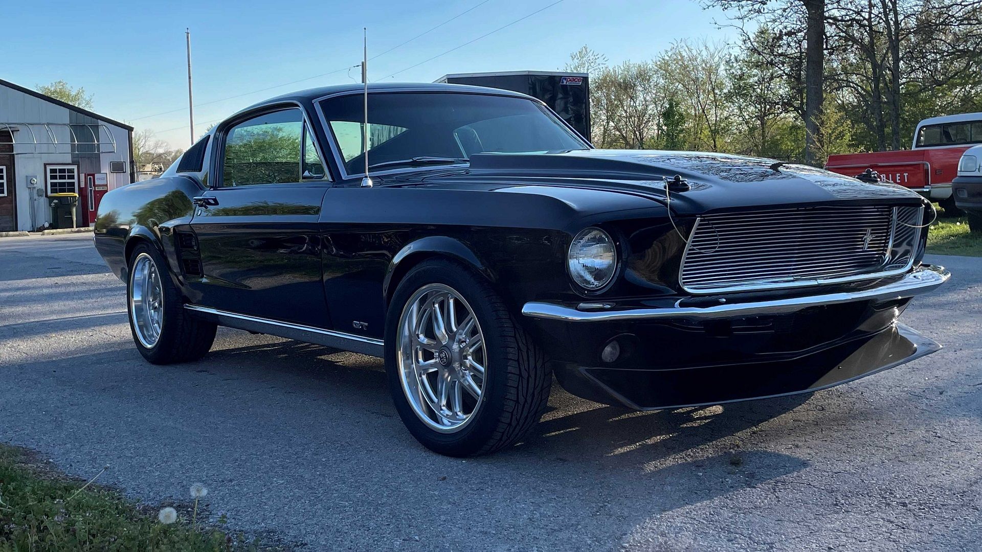 Um Ford Mustang Fastback 1967 estacionado