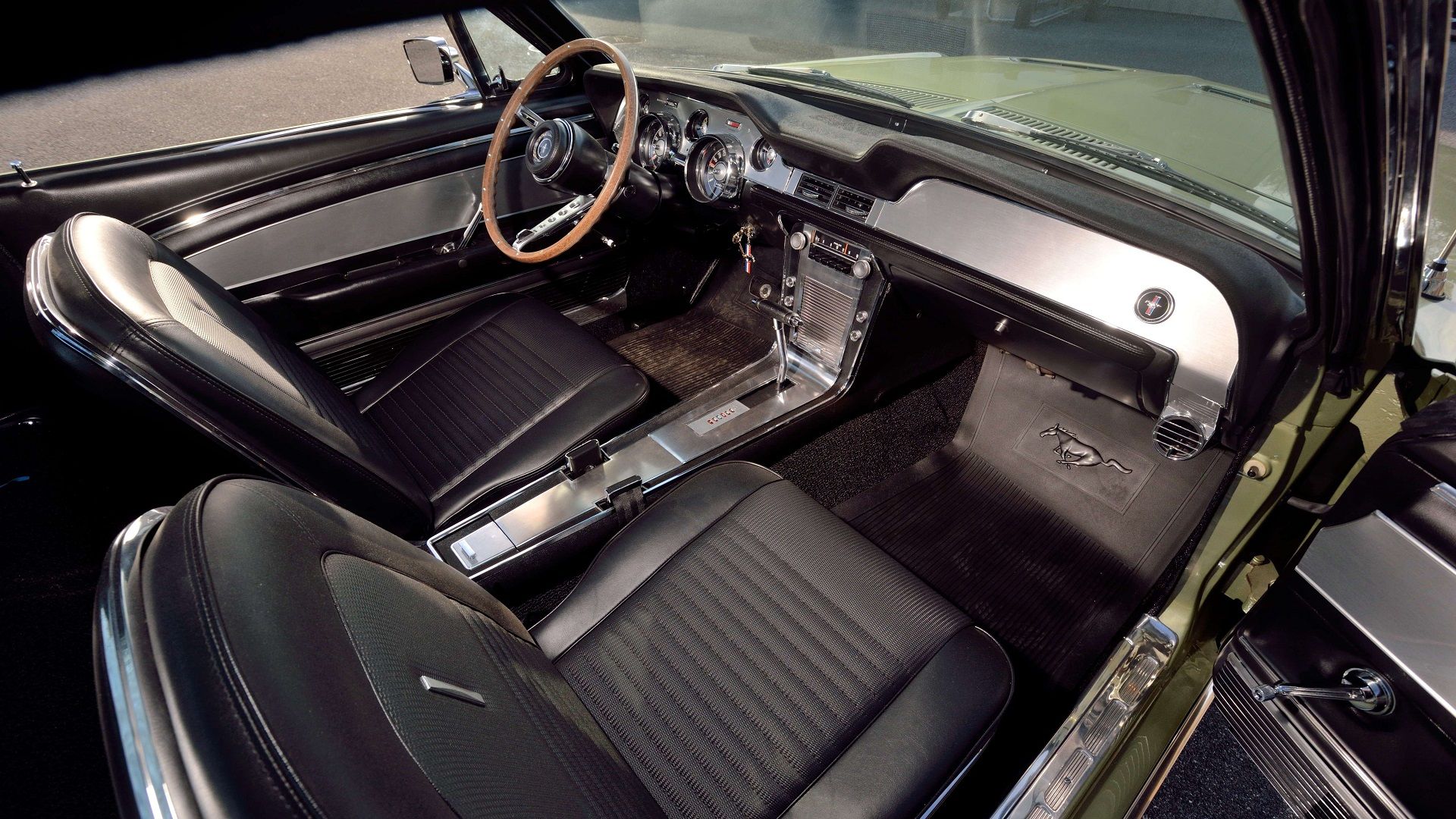 Interior do Ford Mustang GTA Fastback 1967 estacionado 