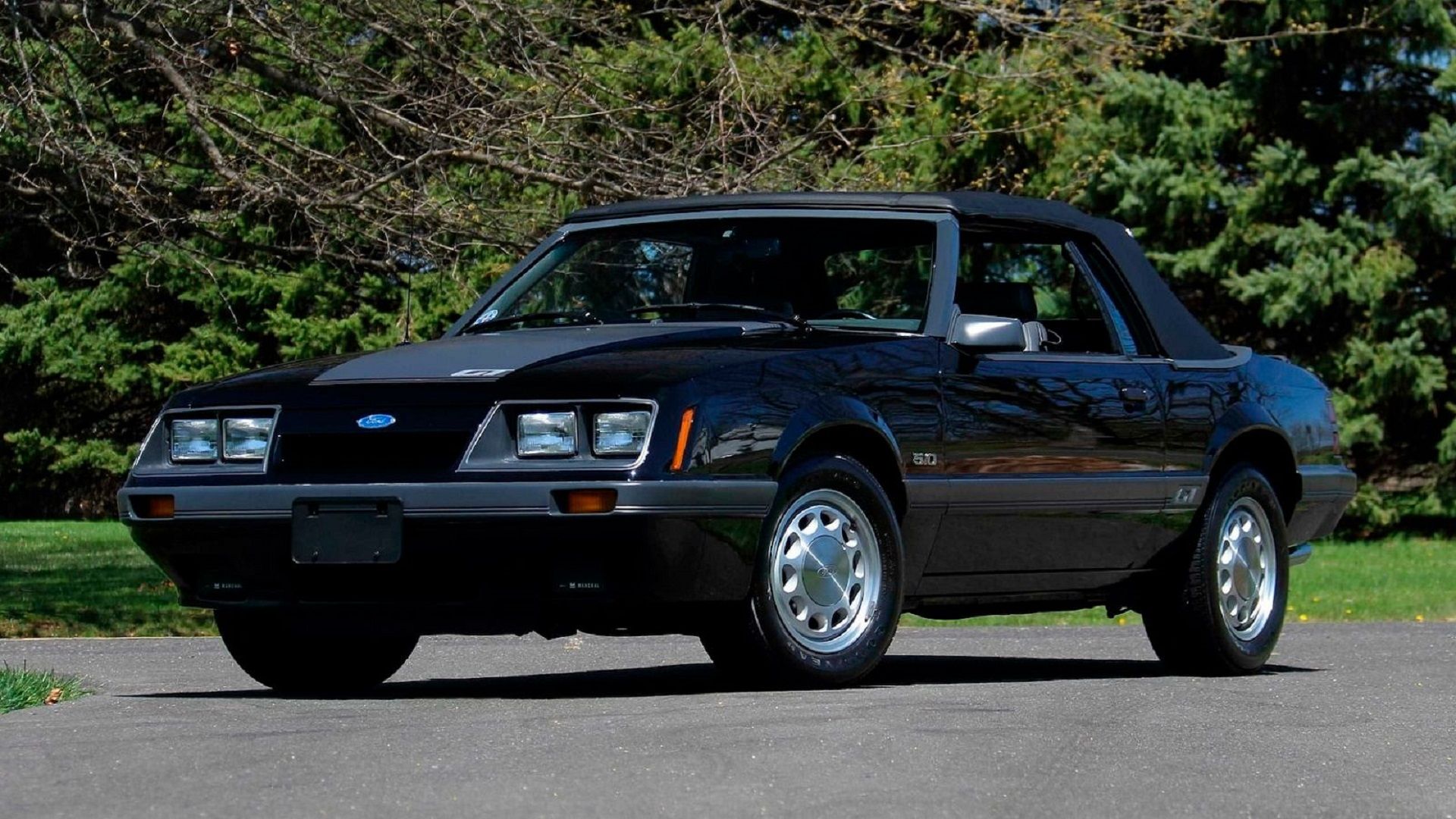 Um Ford Mustang GT conversível 1986 estacionado 