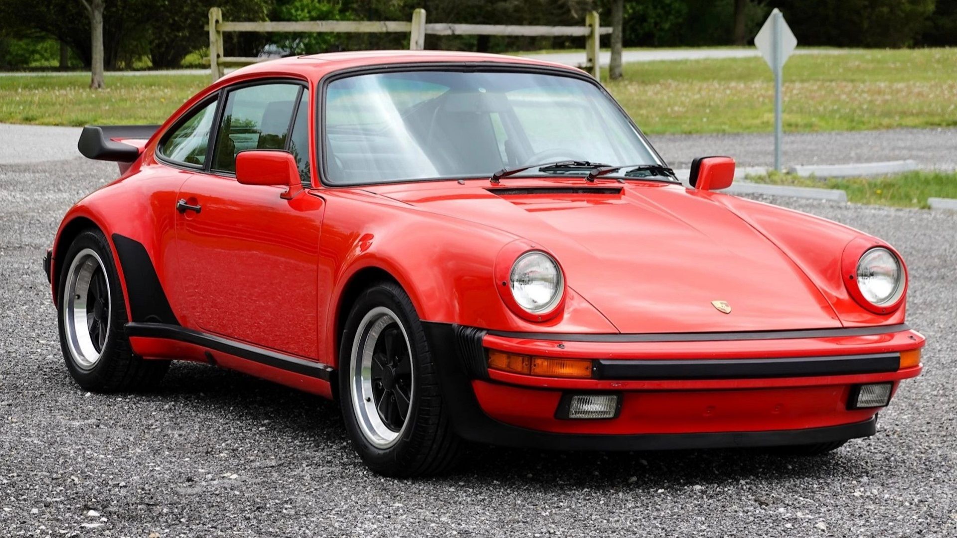 Um Porsche 911 Turbo 1986 estacionado