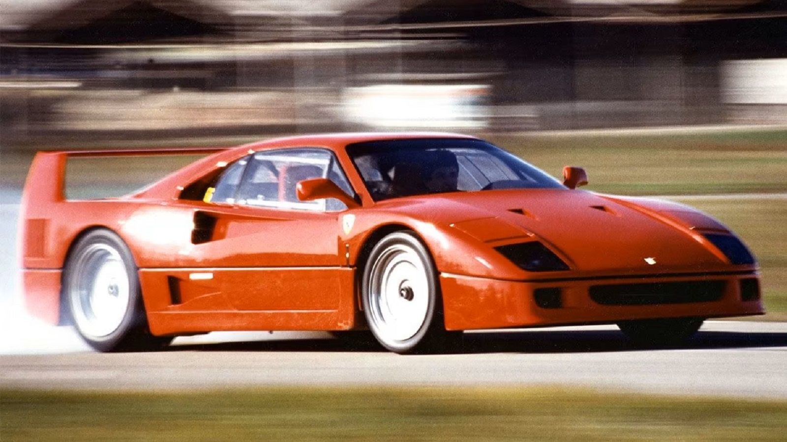 Uma Ferrari F40 1987 em movimento