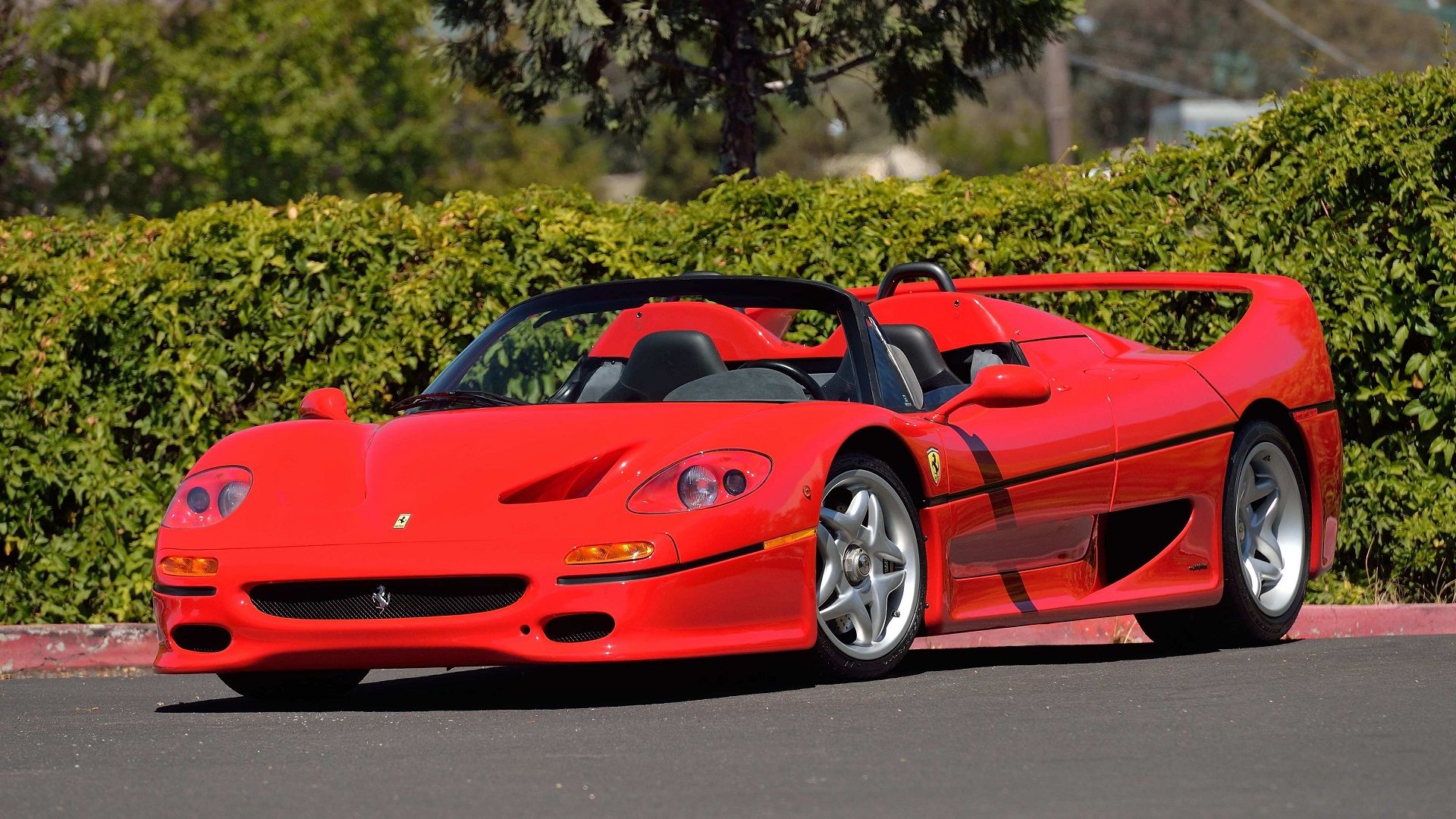 Uma Ferrari F50 GT 1995 estacionada 