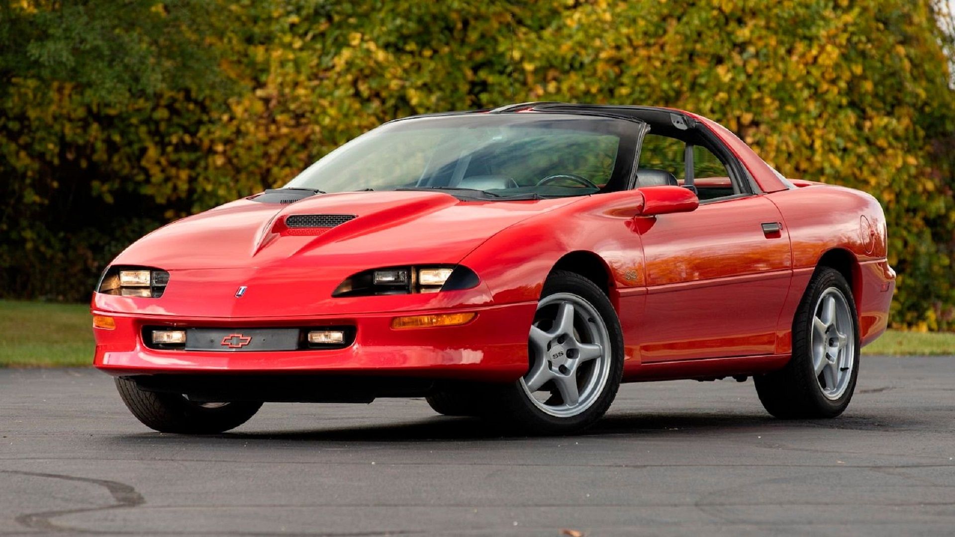 Um Chevrolet Camaro Z28 1996 estacionado 
