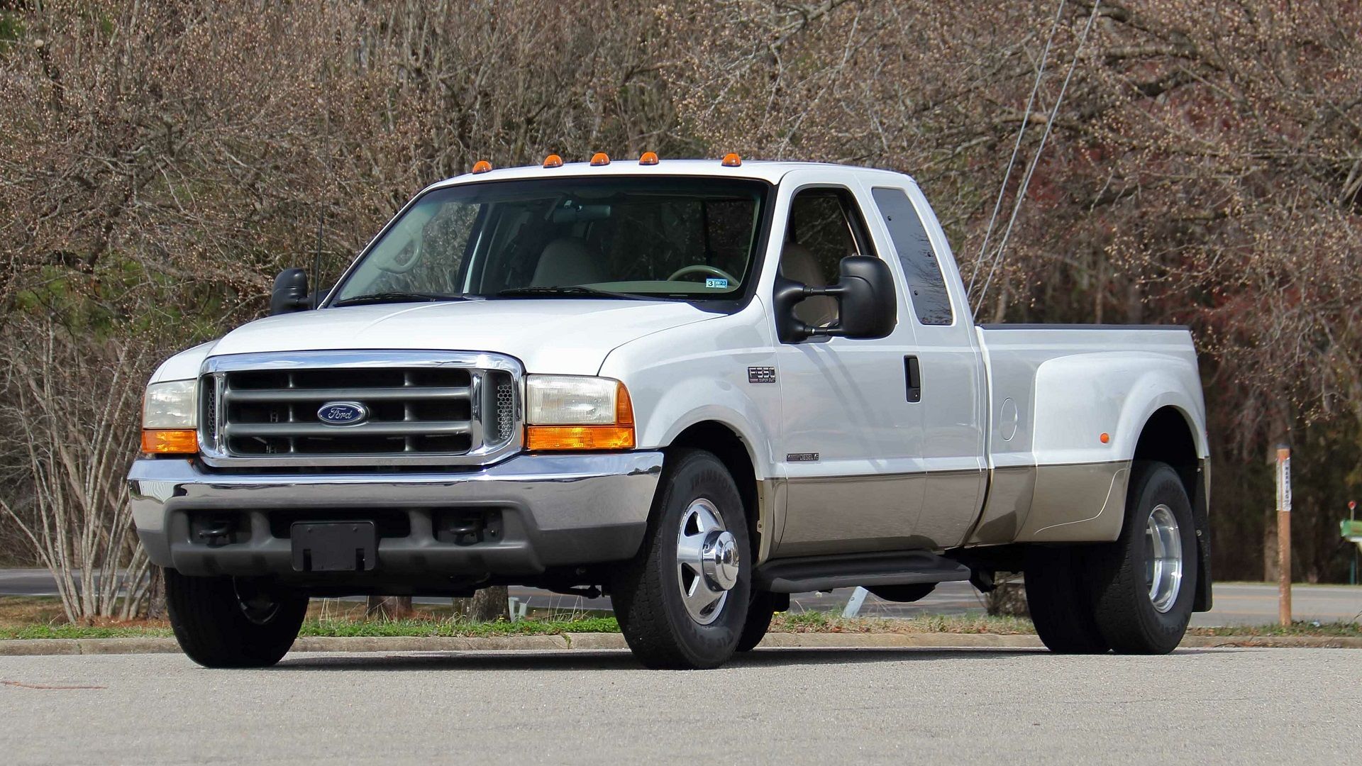 A parked 2000 Ford F-350