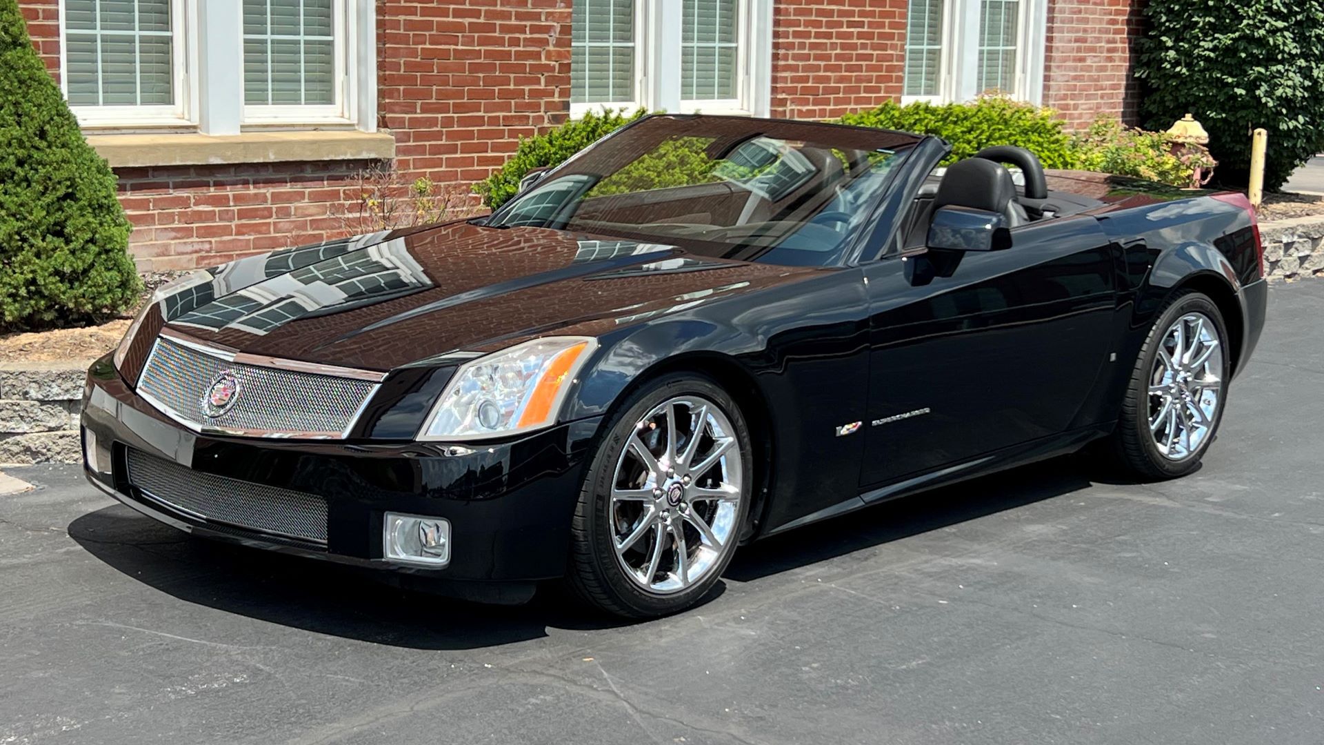 Um Cadillac XLR-V 2008 estacionado em Black Raven