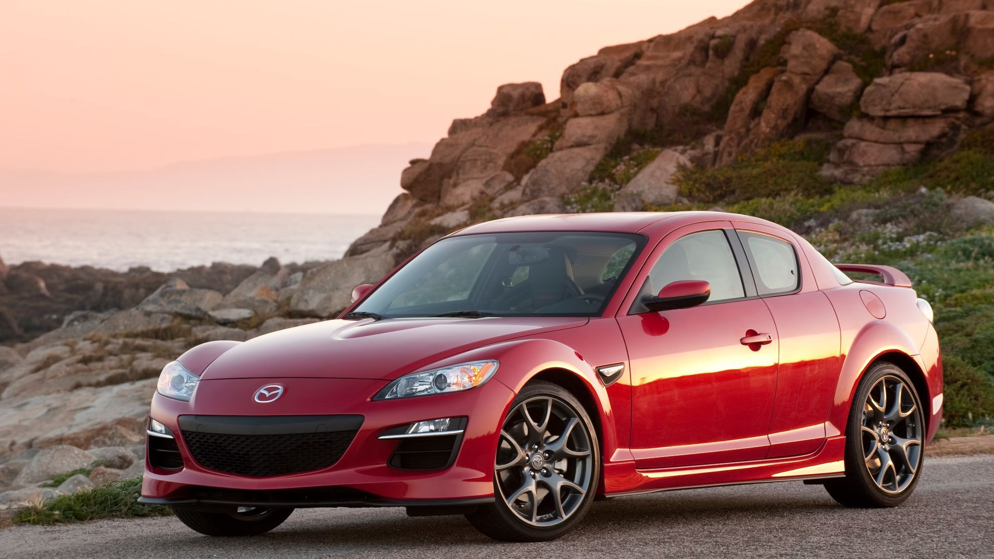 Uma foto frontal 3/4 de um Mazda RX-8 2011 estacionado
