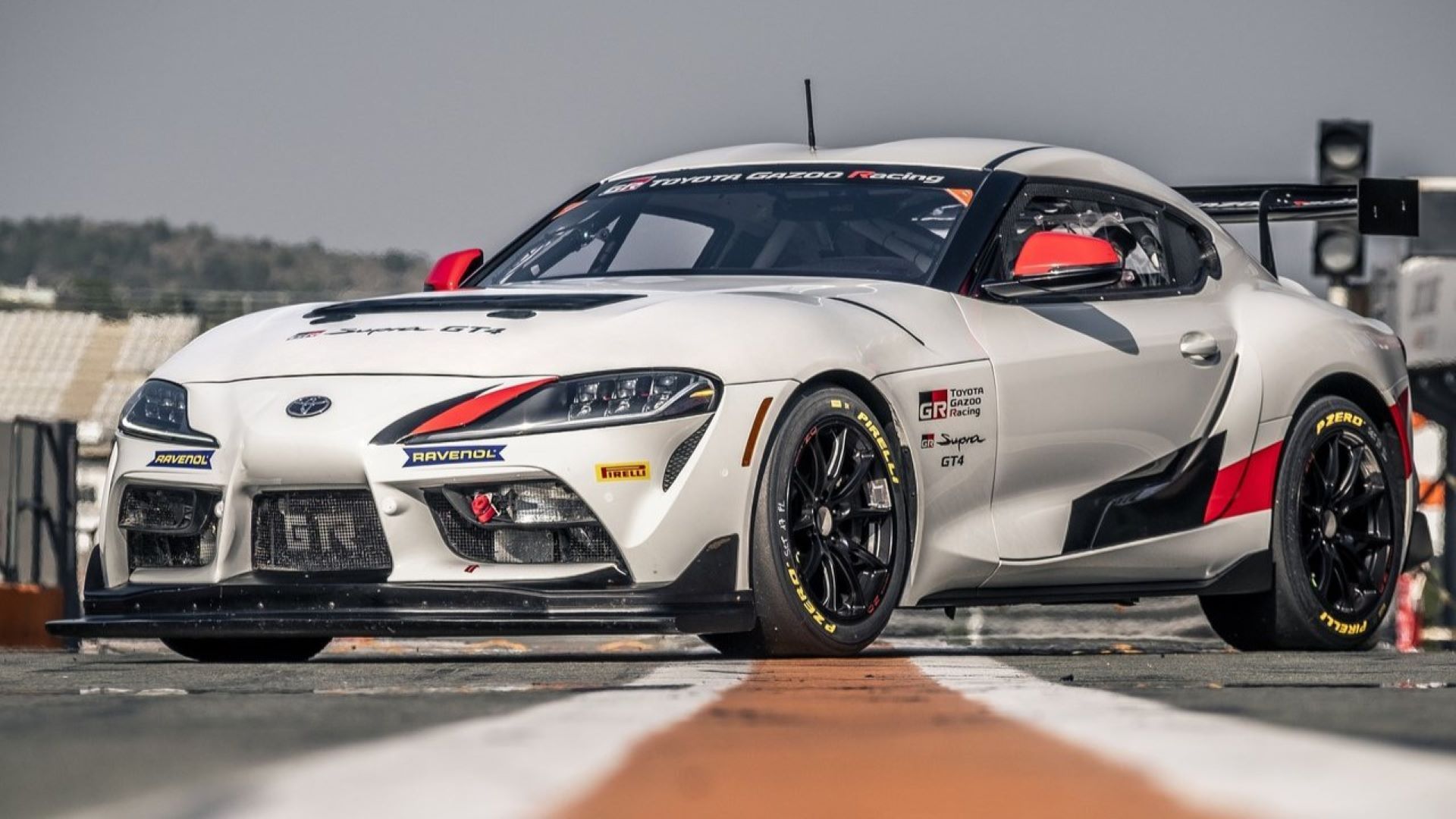 2020 Toyota Supra GT4 na pista