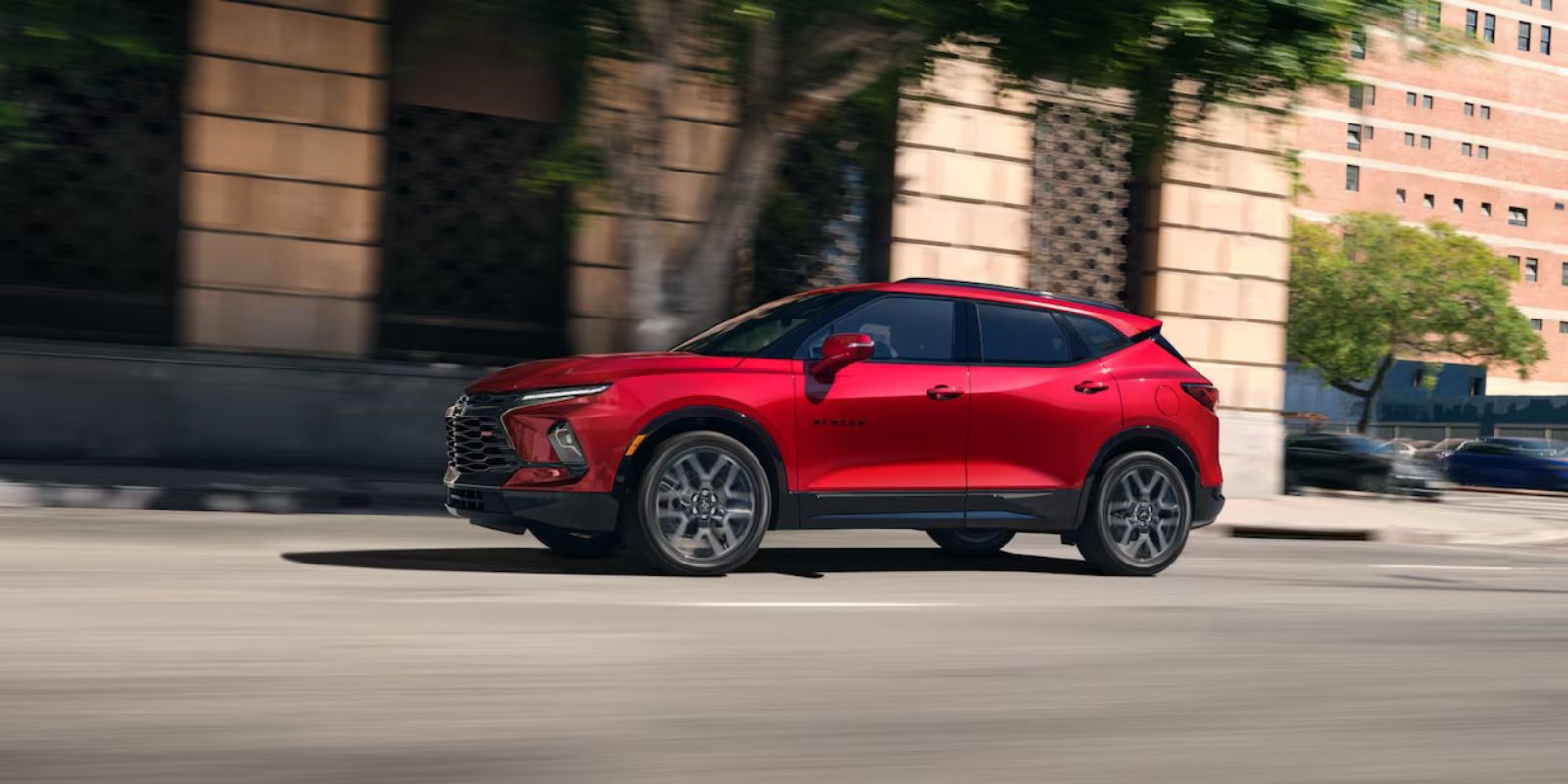 Uma foto lateral de um Blazer 2023 