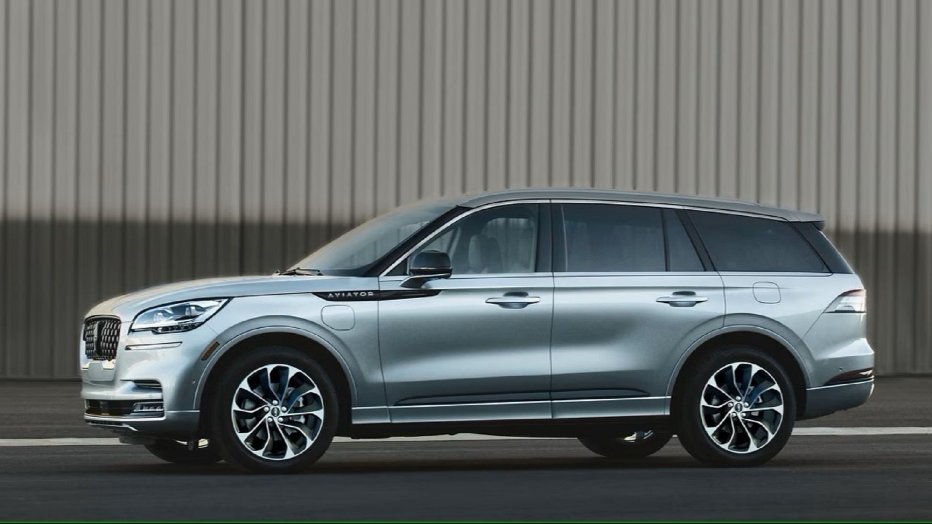 A parked 2023 Lincoln Aviator