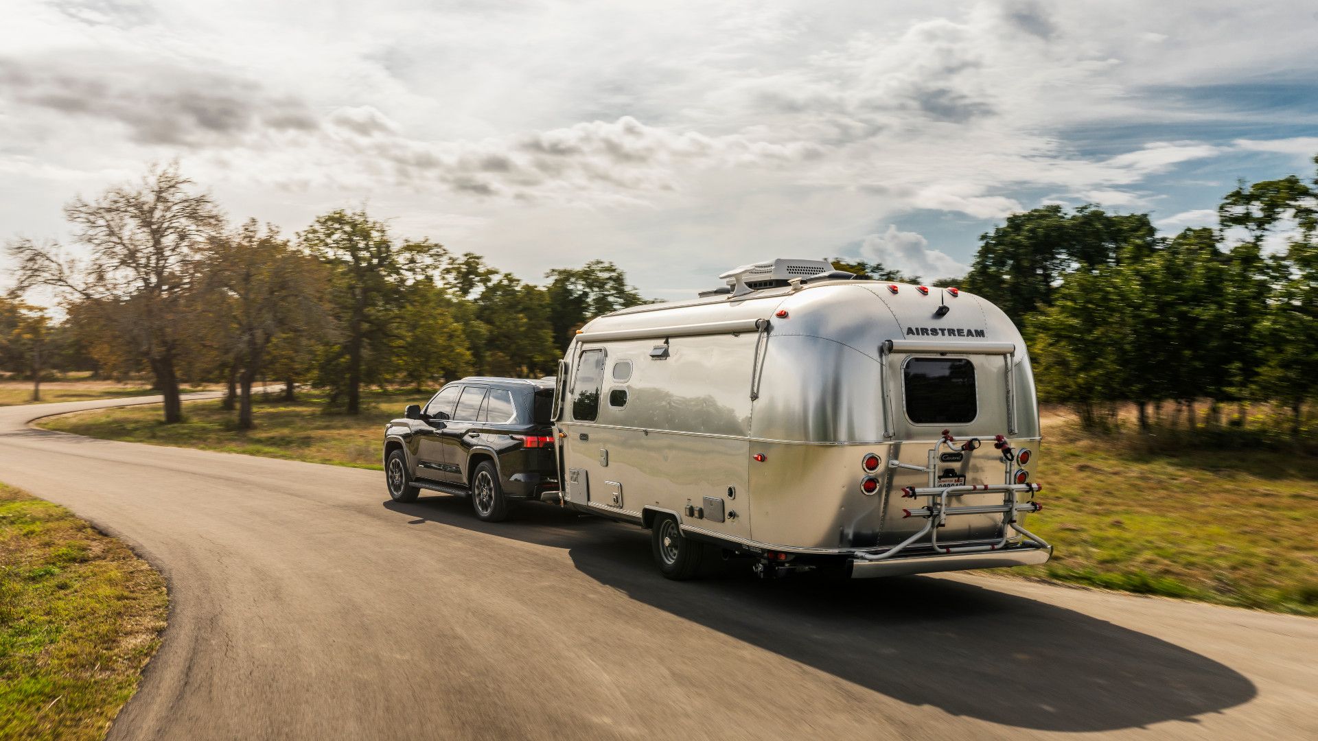 Demonstração de reboque Toyota Sequoia 2023