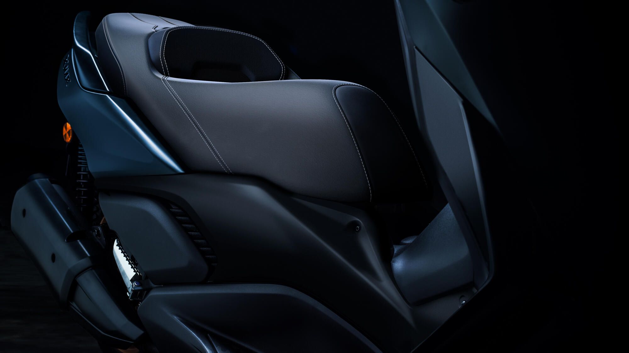 2023-Yamaha-XMAX300-EU-Detail-005-Seat