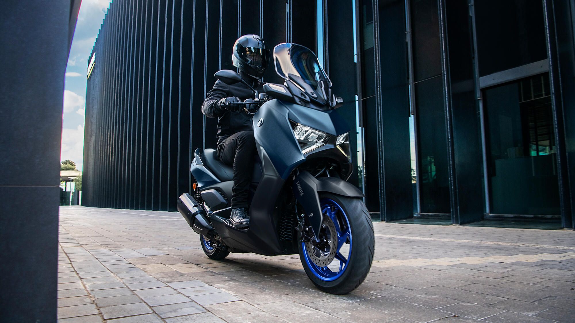 2023-Yamaha-XMAX300-EU-Icon_Blue-Actionfront
