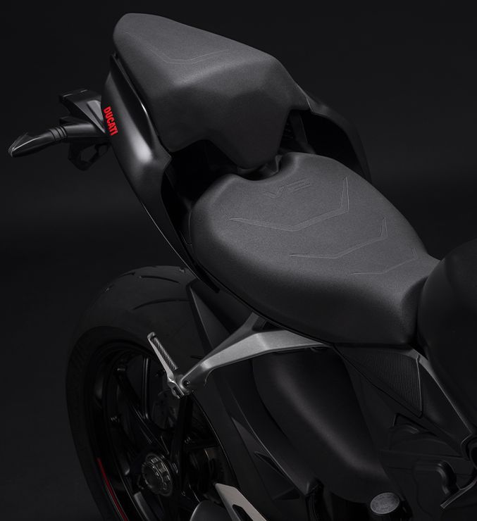 Kursi hitam Ducati Panigale V2 2024