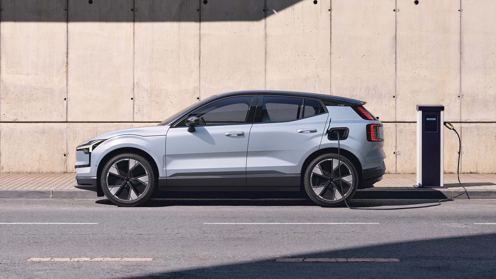 Um Volvo EX30 2025 sendo carregado