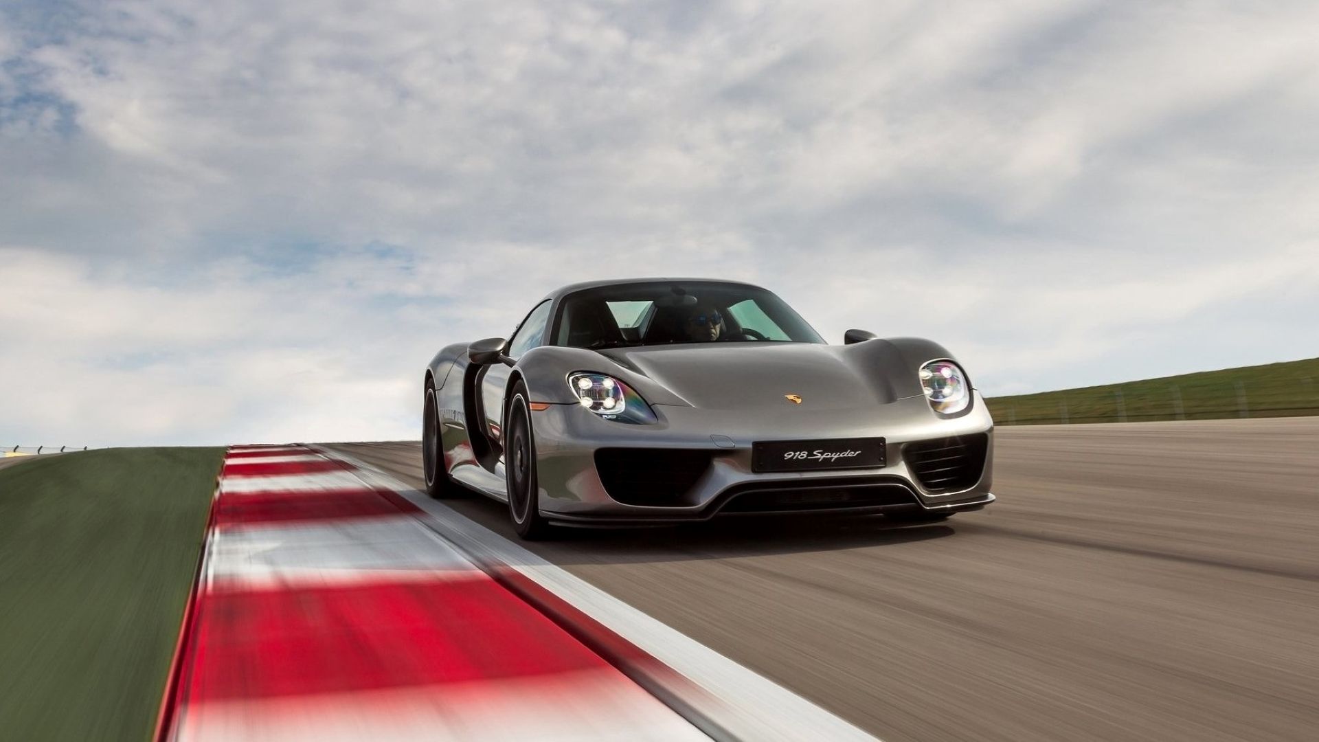 O Porsche 918 Spyder 2015 acelerando em uma pista 