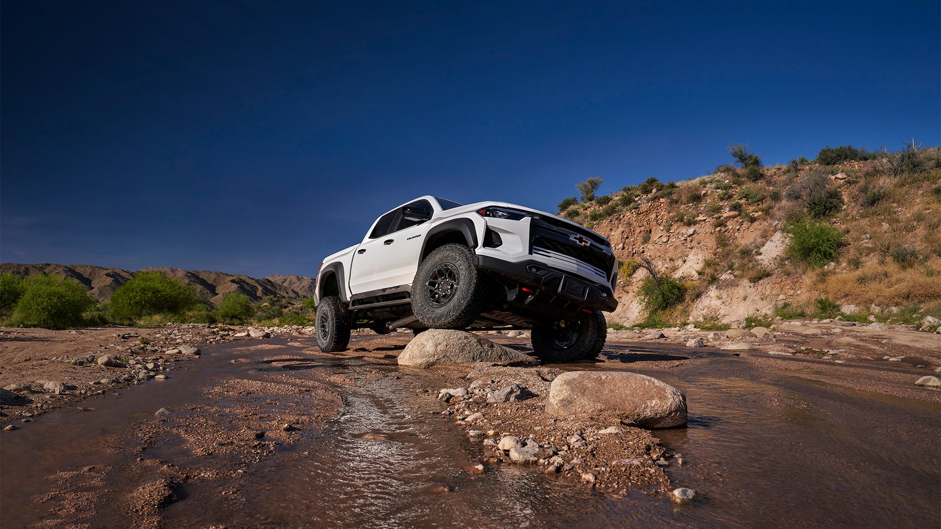 High Speed Desert Runner Battle 2024 Toyota Tacoma TRD Pro Vs 2024   Colorado Zr2 Bison3 