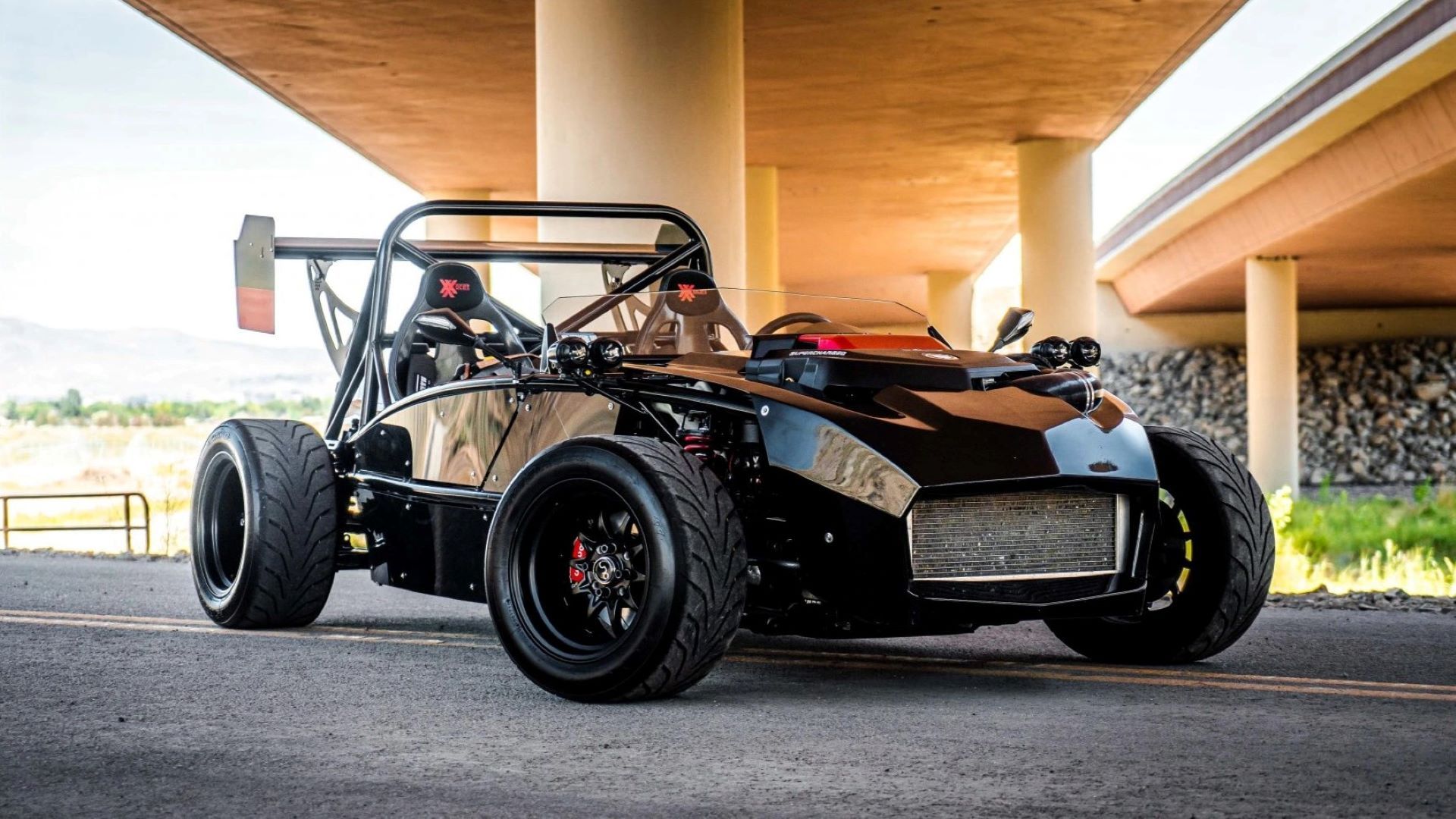 Um Exomotive Exocet Off-road preto estacionado