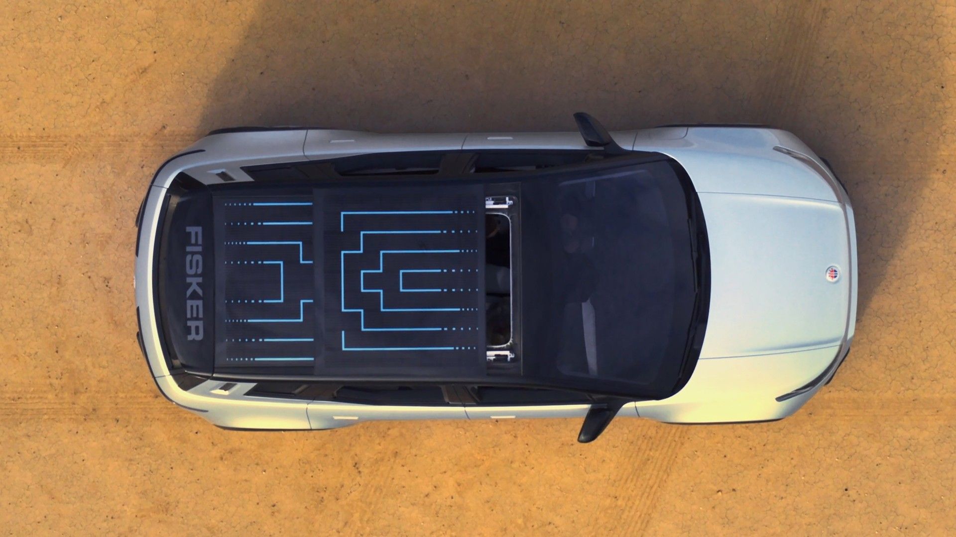 Silver 2023 Fisker Ocean com telhado SolarSky